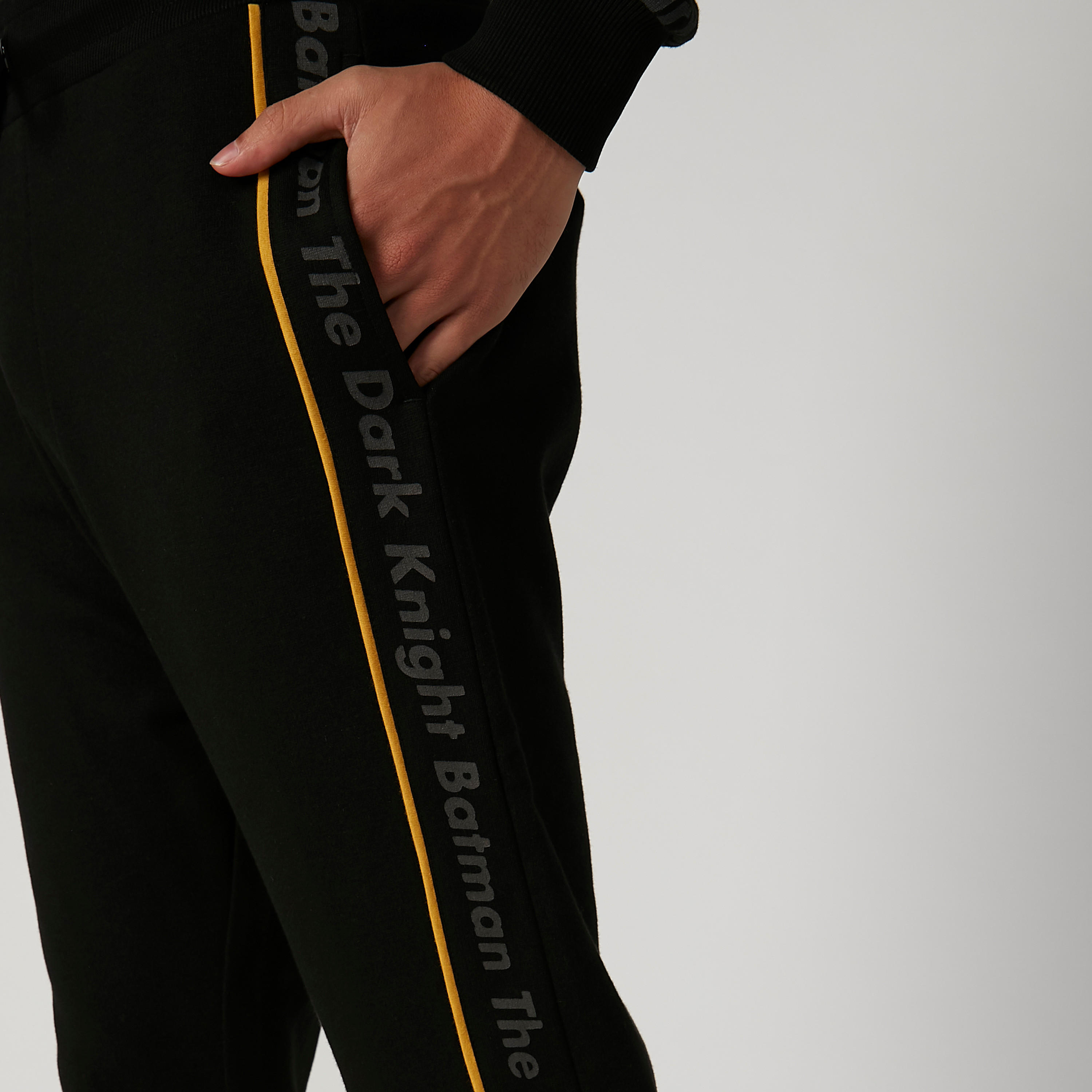 بنطلون رياضي مستدام سليم بخصر منخفض وطبعات باتمان -men-clothing-bottoms-joggers-image-5