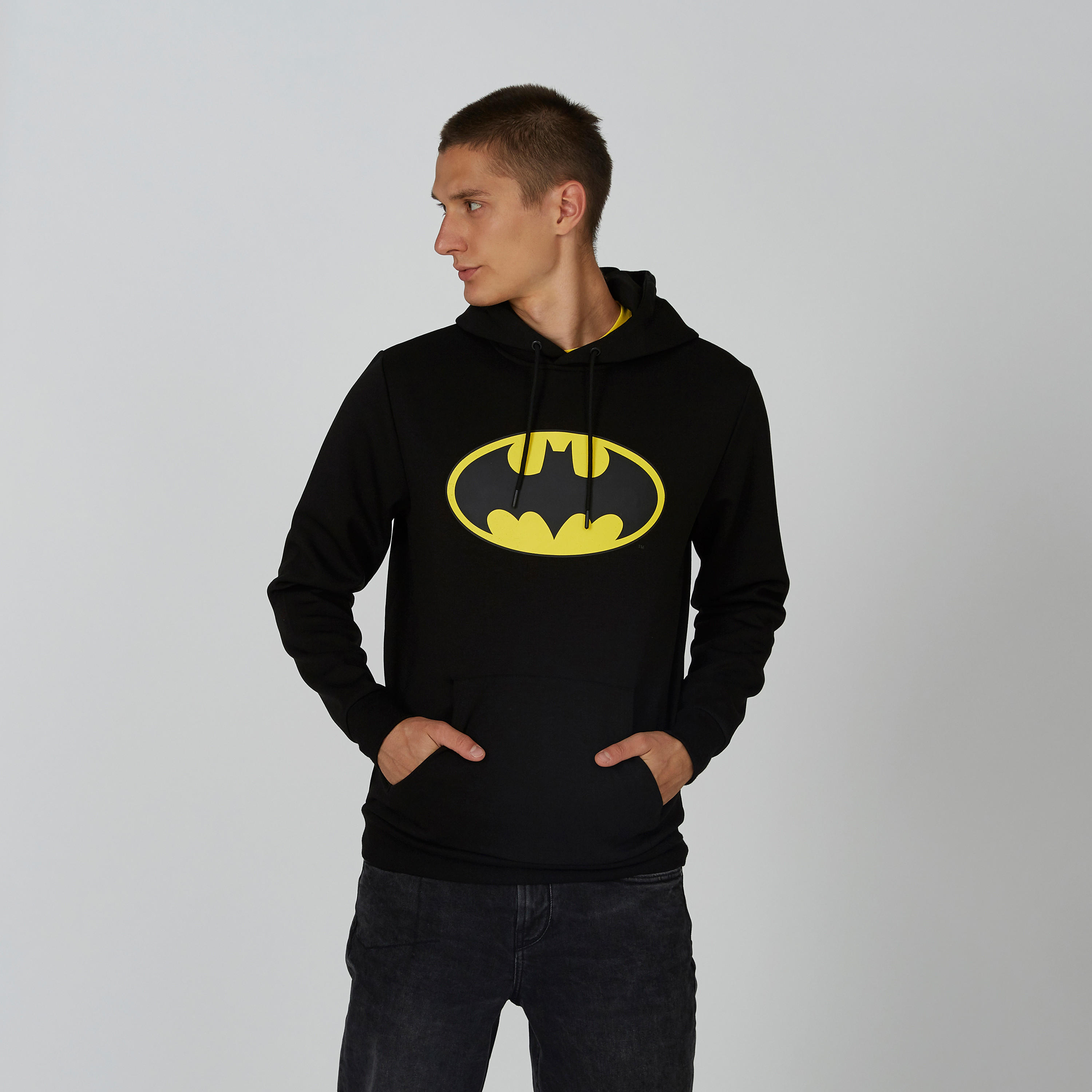 سويت شيرت مستدام بطبعات باتمان وقبعة وطبعات وجيب كانجارو-men-winterwear-hoodiesandsweatshirts-image-1