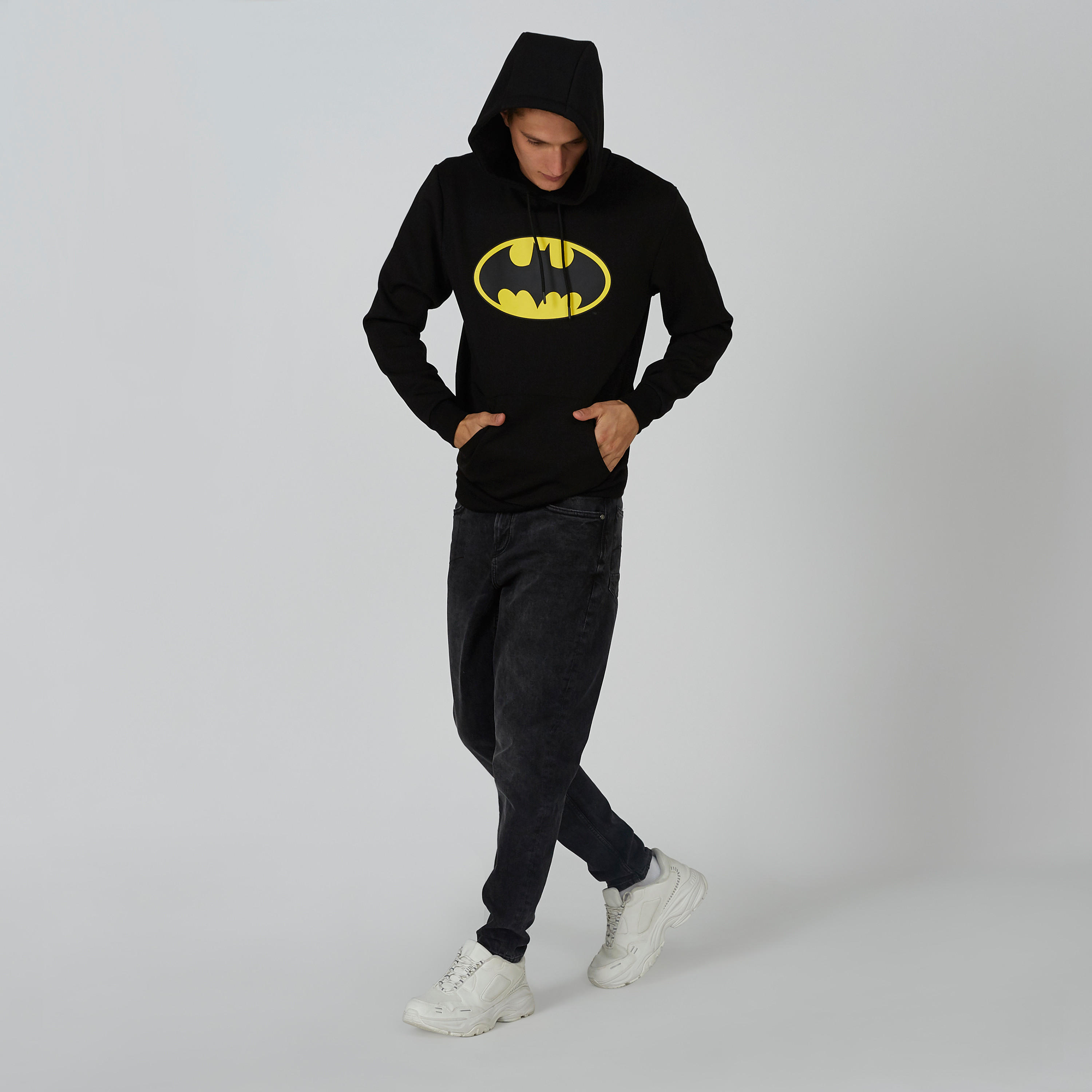سويت شيرت مستدام بطبعات باتمان وقبعة وطبعات وجيب كانجارو-men-winterwear-hoodiesandsweatshirts-image-2