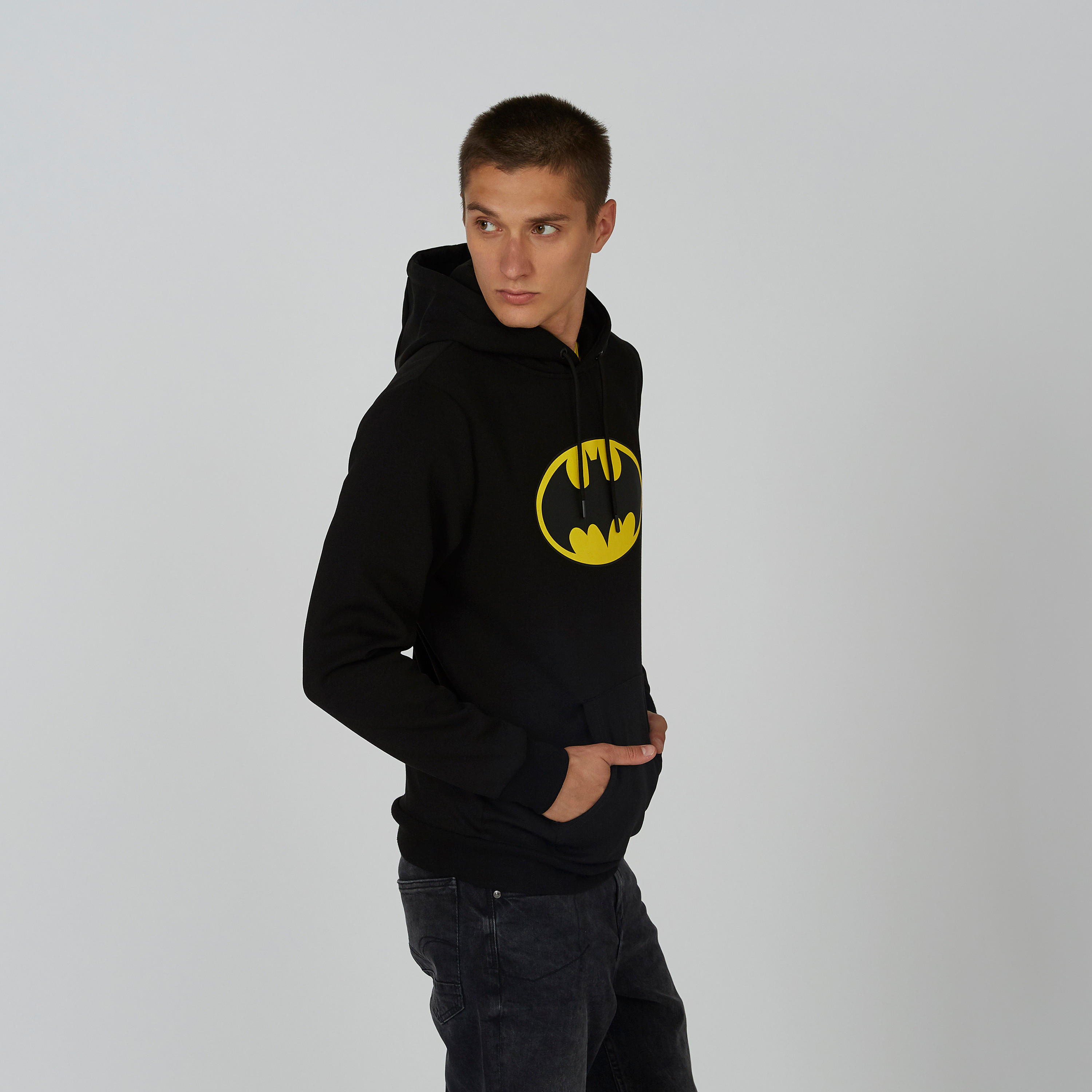 سويت شيرت مستدام بطبعات باتمان وقبعة وطبعات وجيب كانجارو-men-winterwear-hoodiesandsweatshirts-image-4