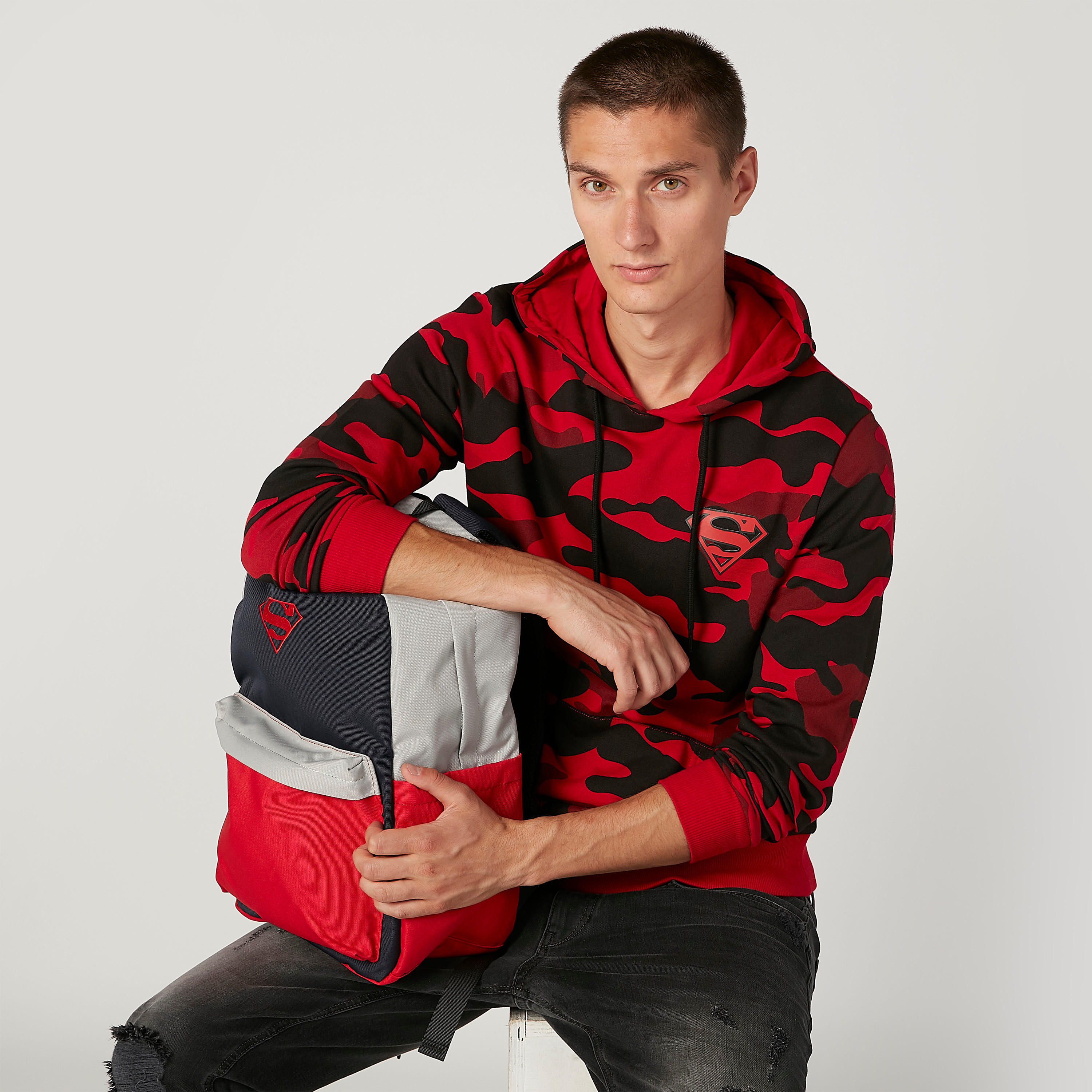 سويت شيرت مستدام بقبّعة وأكمام طويلة وطبعات سوبرمان -men-winterwear-hoodiesandsweatshirts-image-2