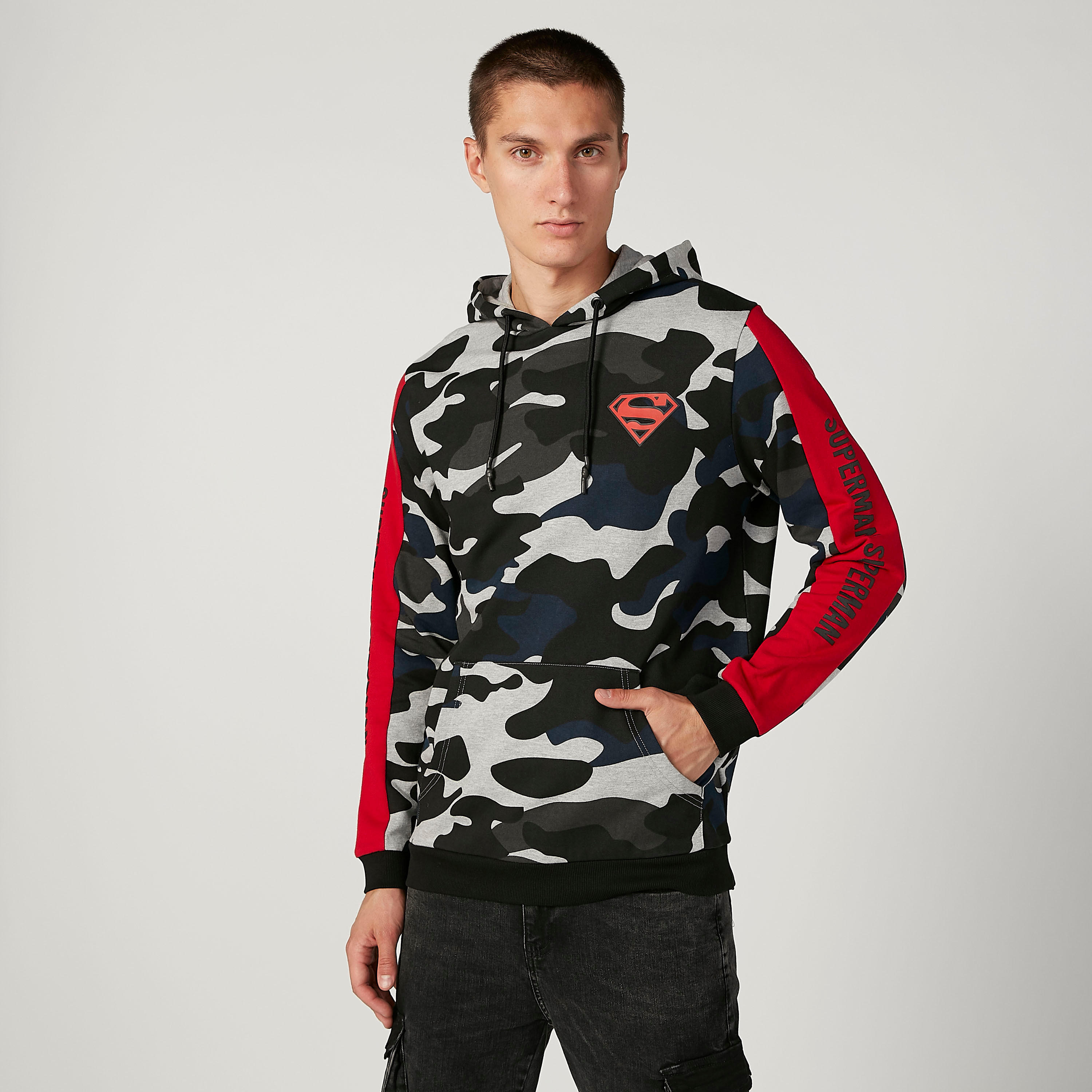 سويت شيرت مستدام بقبّعة وأكمام طويلة وطبعات سوبرمان -men-winterwear-hoodiesandsweatshirts-image-1
