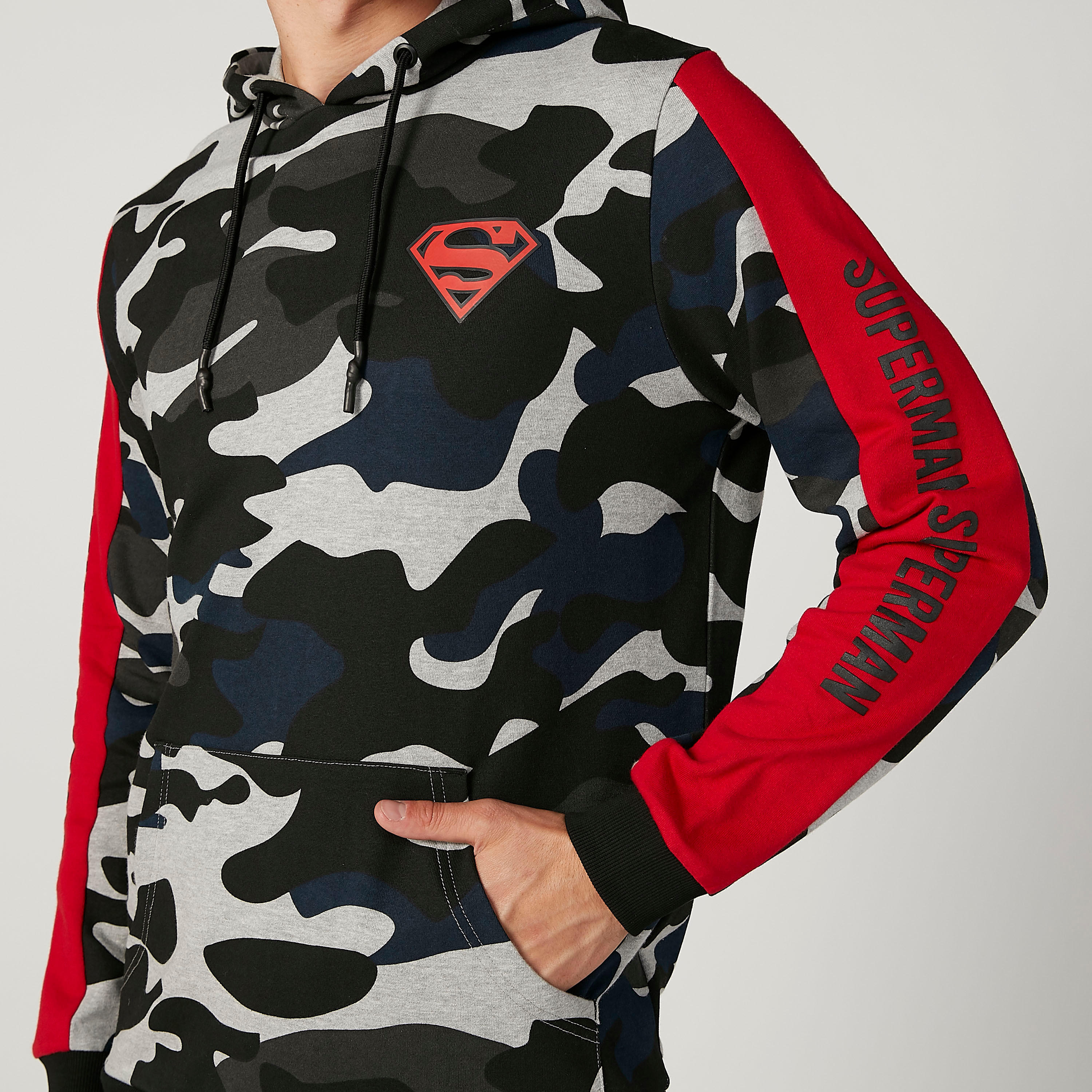 سويت شيرت مستدام بقبّعة وأكمام طويلة وطبعات سوبرمان -men-winterwear-hoodiesandsweatshirts-image-3