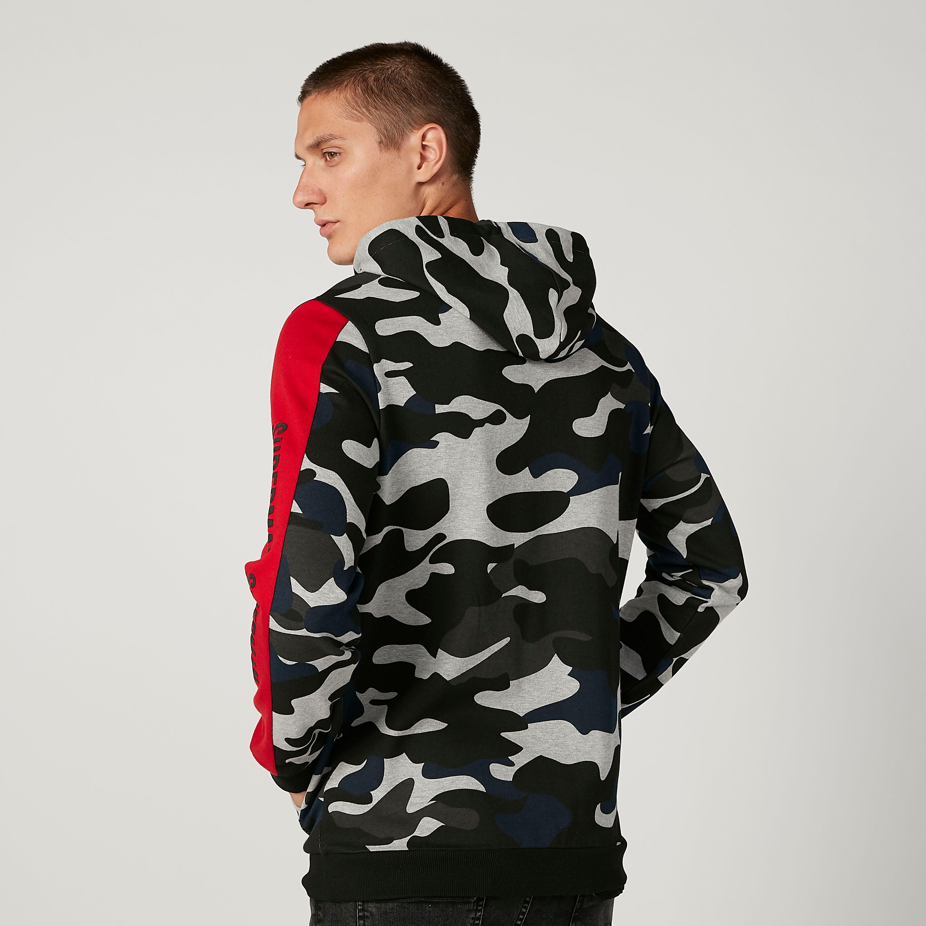 سويت شيرت مستدام بقبّعة وأكمام طويلة وطبعات سوبرمان -men-winterwear-hoodiesandsweatshirts-image-4