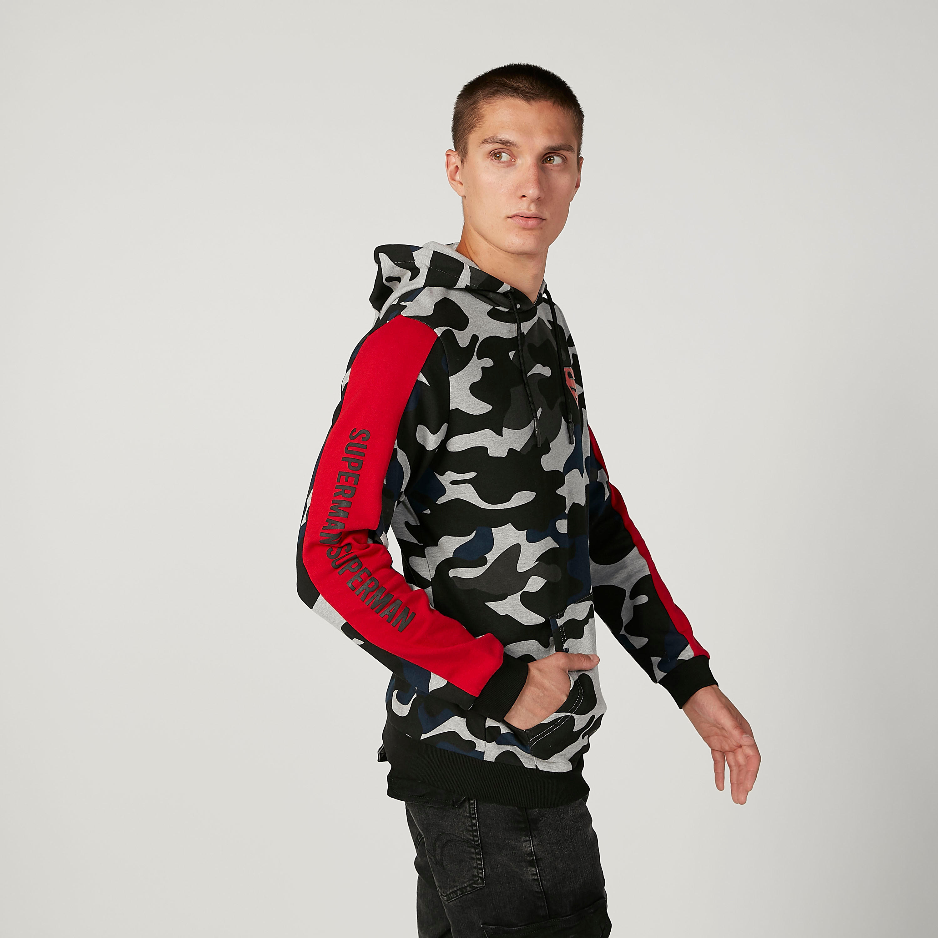 سويت شيرت مستدام بقبّعة وأكمام طويلة وطبعات سوبرمان -men-winterwear-hoodiesandsweatshirts-image-5