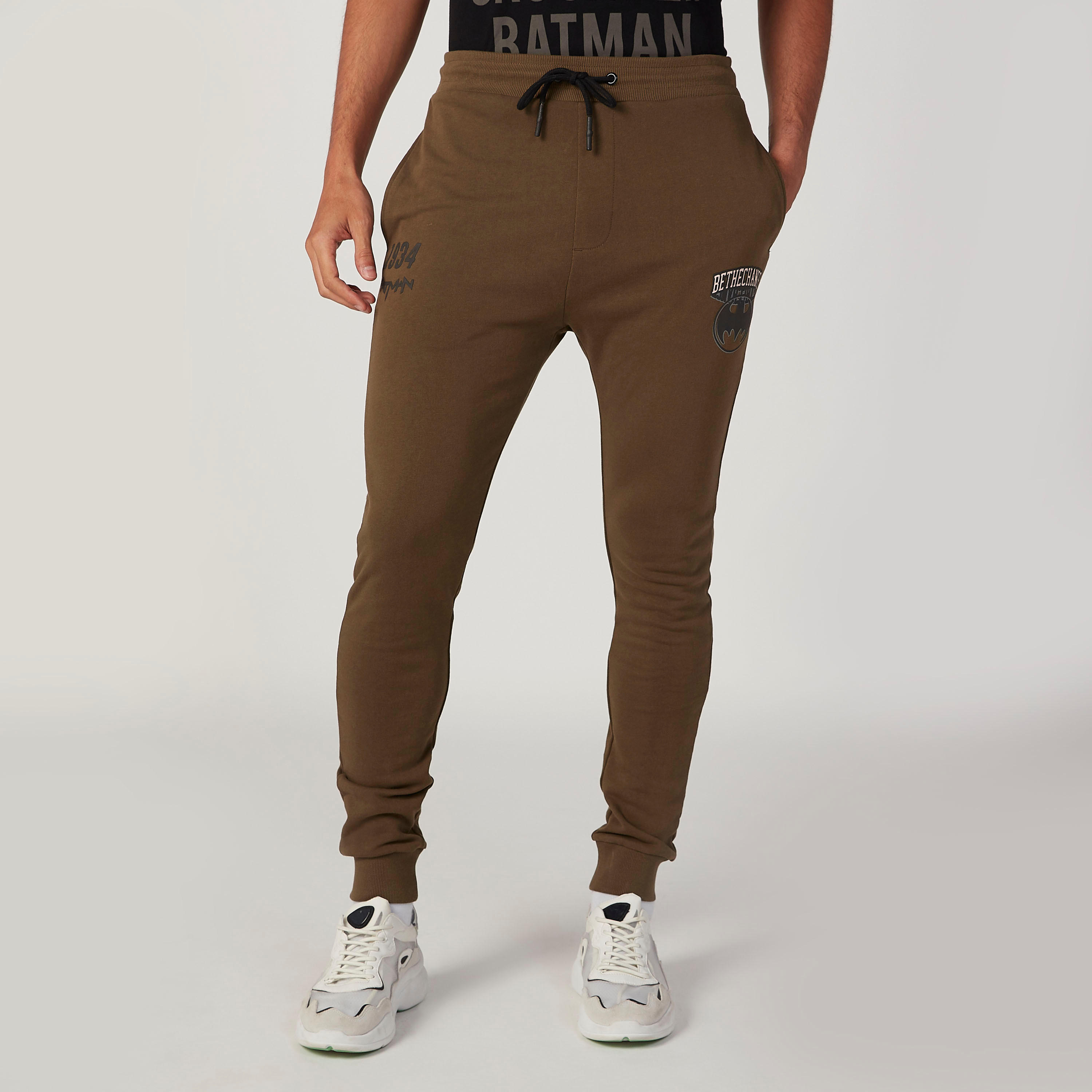 بنطلون رياضي مستدام سليم فيت بخصر متوسط الارتفاع وطبعات باتمان -men-clothing-bottoms-joggers-image-1