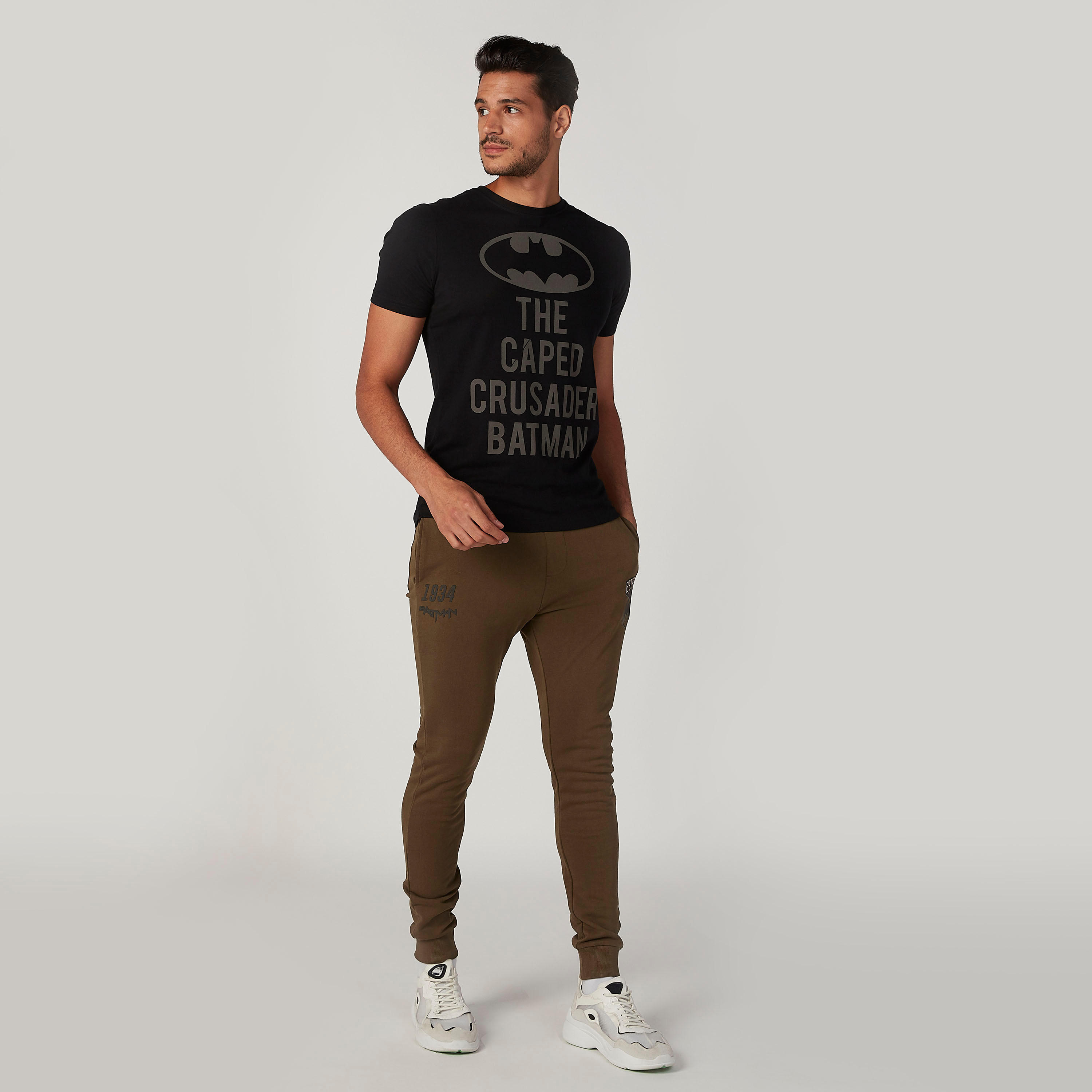 بنطلون رياضي مستدام سليم فيت بخصر متوسط الارتفاع وطبعات باتمان -men-clothing-bottoms-joggers-image-2