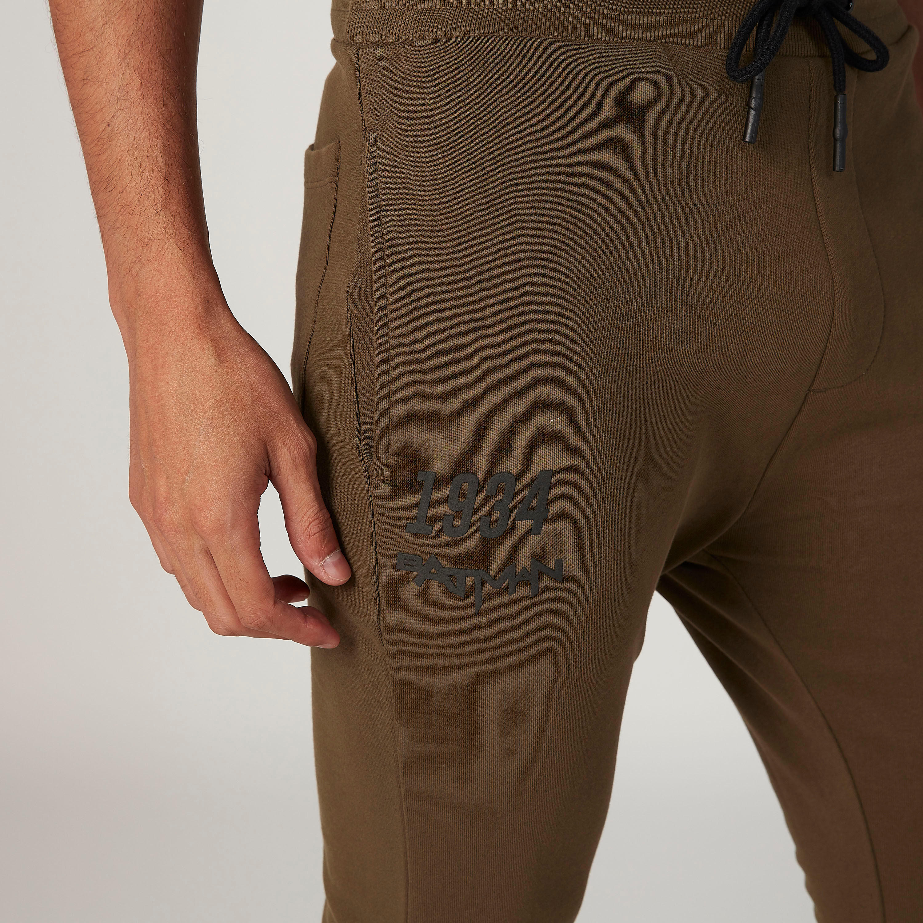 بنطلون رياضي مستدام سليم فيت بخصر متوسط الارتفاع وطبعات باتمان -men-clothing-bottoms-joggers-image-3