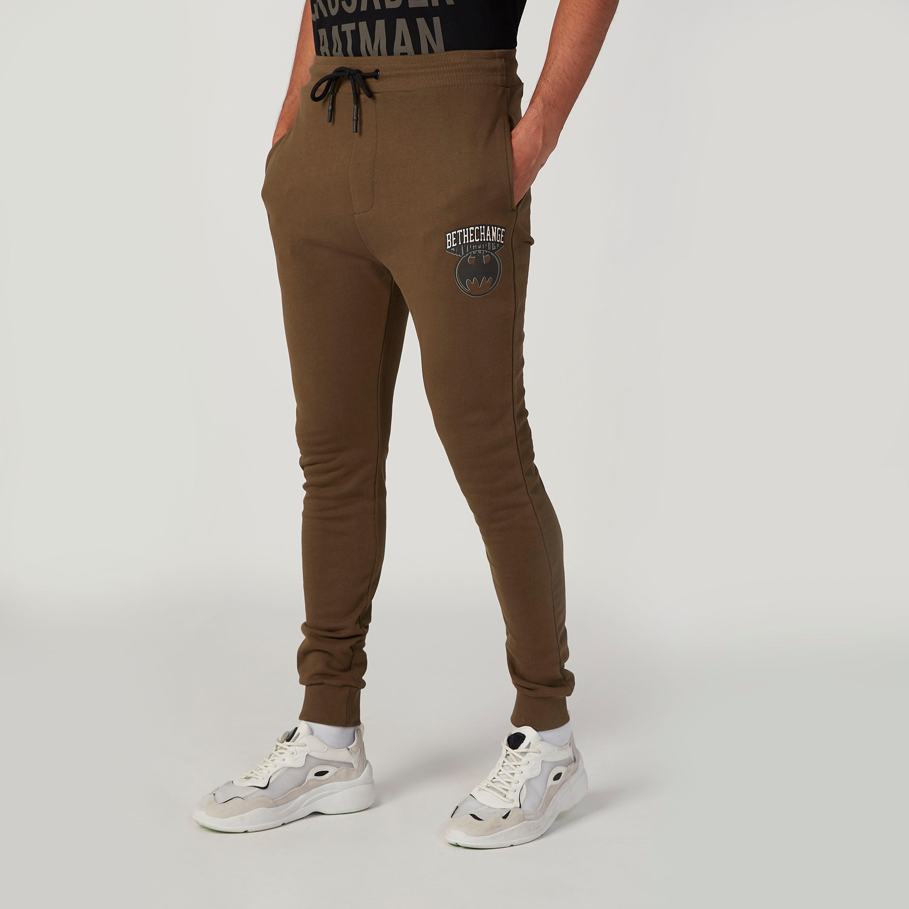 بنطلون رياضي مستدام سليم فيت بخصر متوسط الارتفاع وطبعات باتمان -men-clothing-bottoms-joggers-image-5
