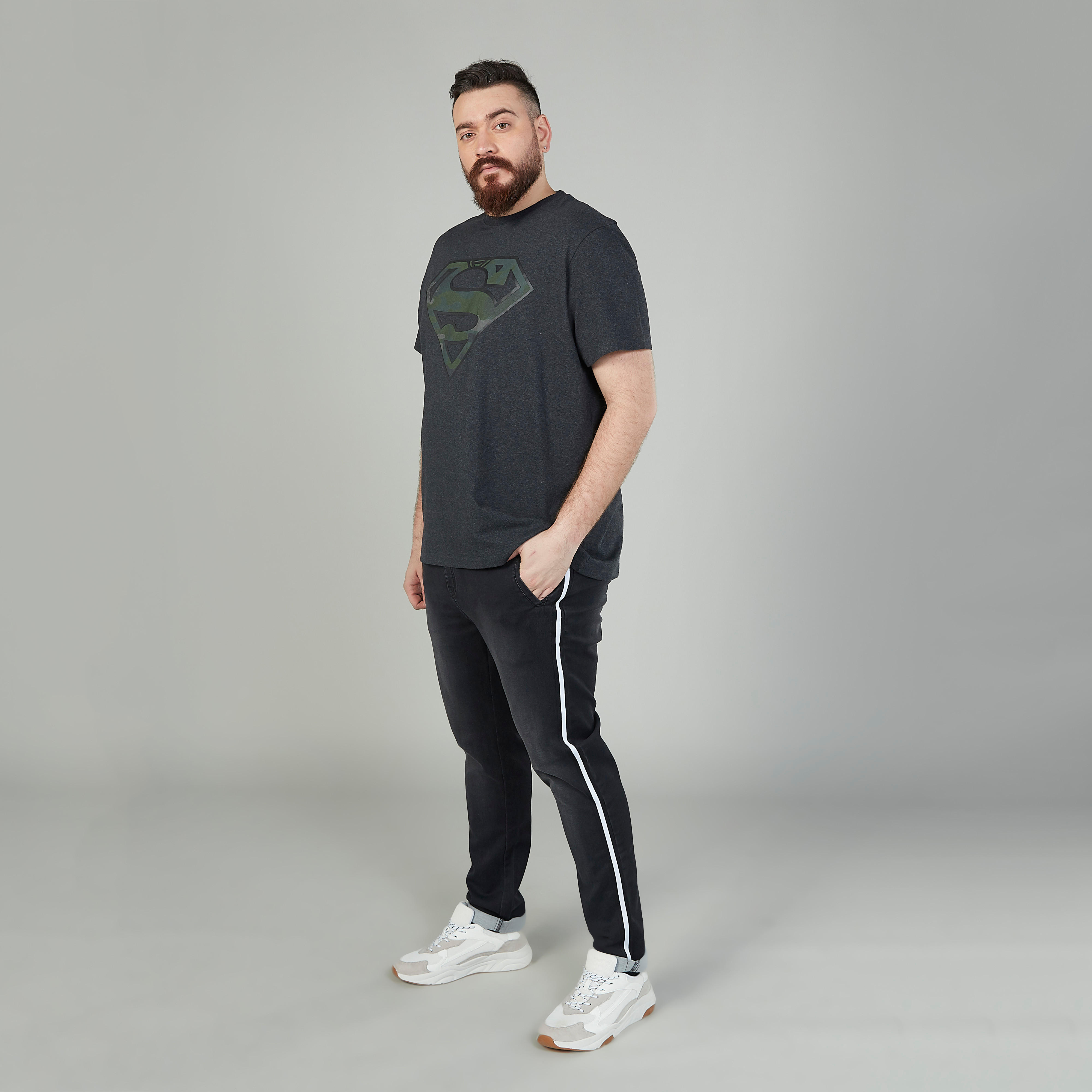 تيشيرت مستدام سليم فيت بياقة ضيّقة وطبعات سوبرمان -men-clothing-tshirtsandpolos-tshirts-image-2