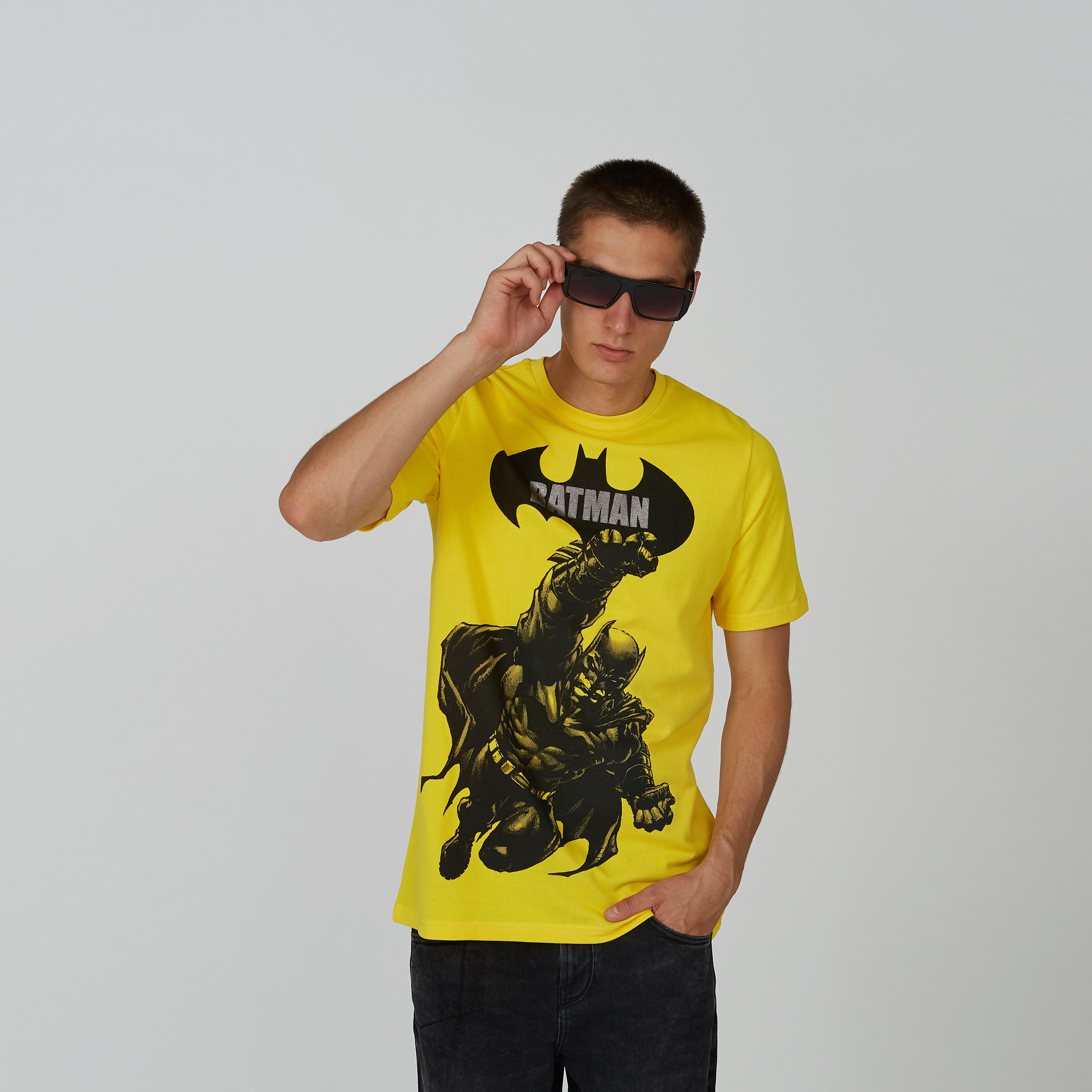 تيشيرت بياقة ضيّقة وأكمام قصيرة وطبعات باتمان-men-clothing-tshirtsandpolos-tshirts-image-1