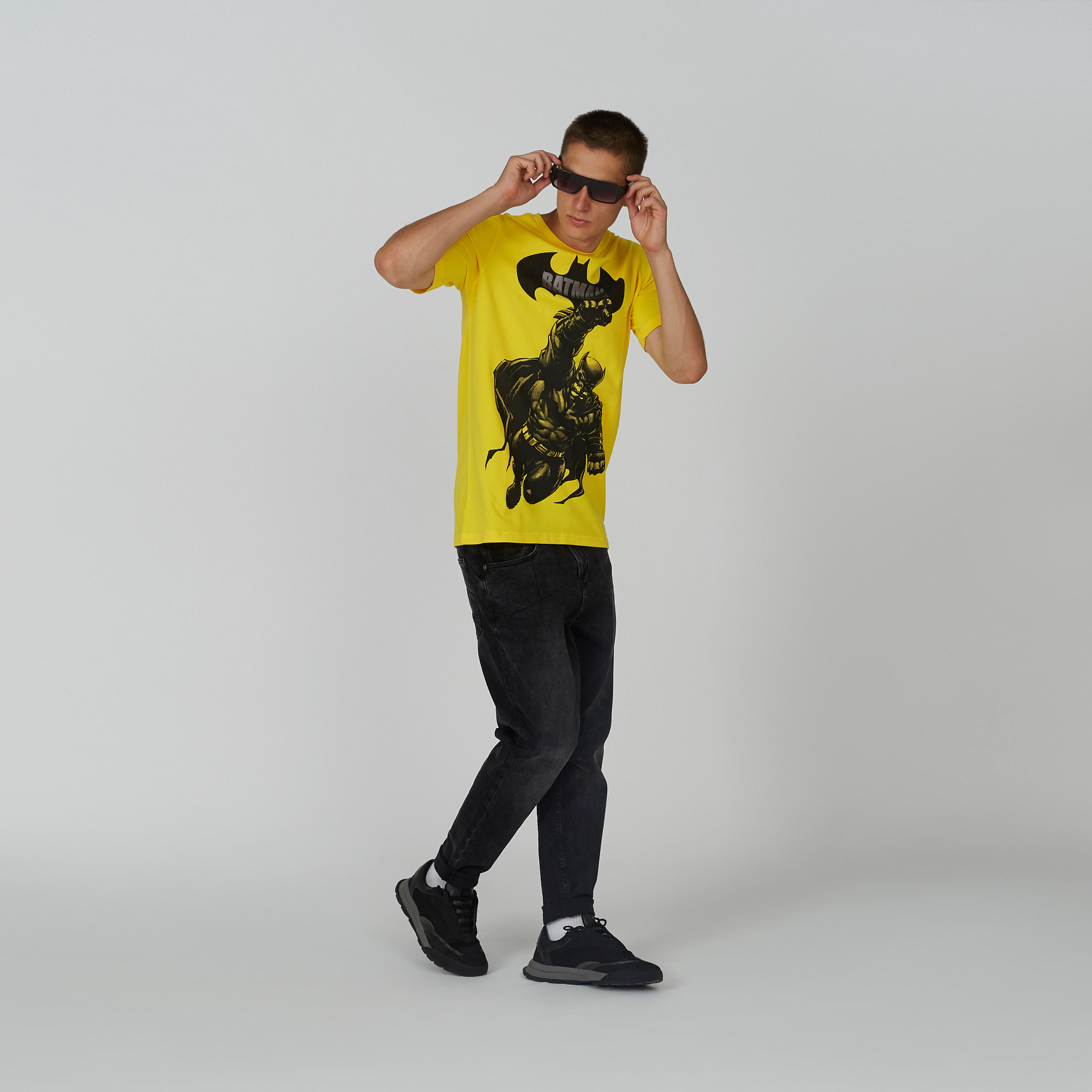 تيشيرت بياقة ضيّقة وأكمام قصيرة وطبعات باتمان-men-clothing-tshirtsandpolos-tshirts-image-2
