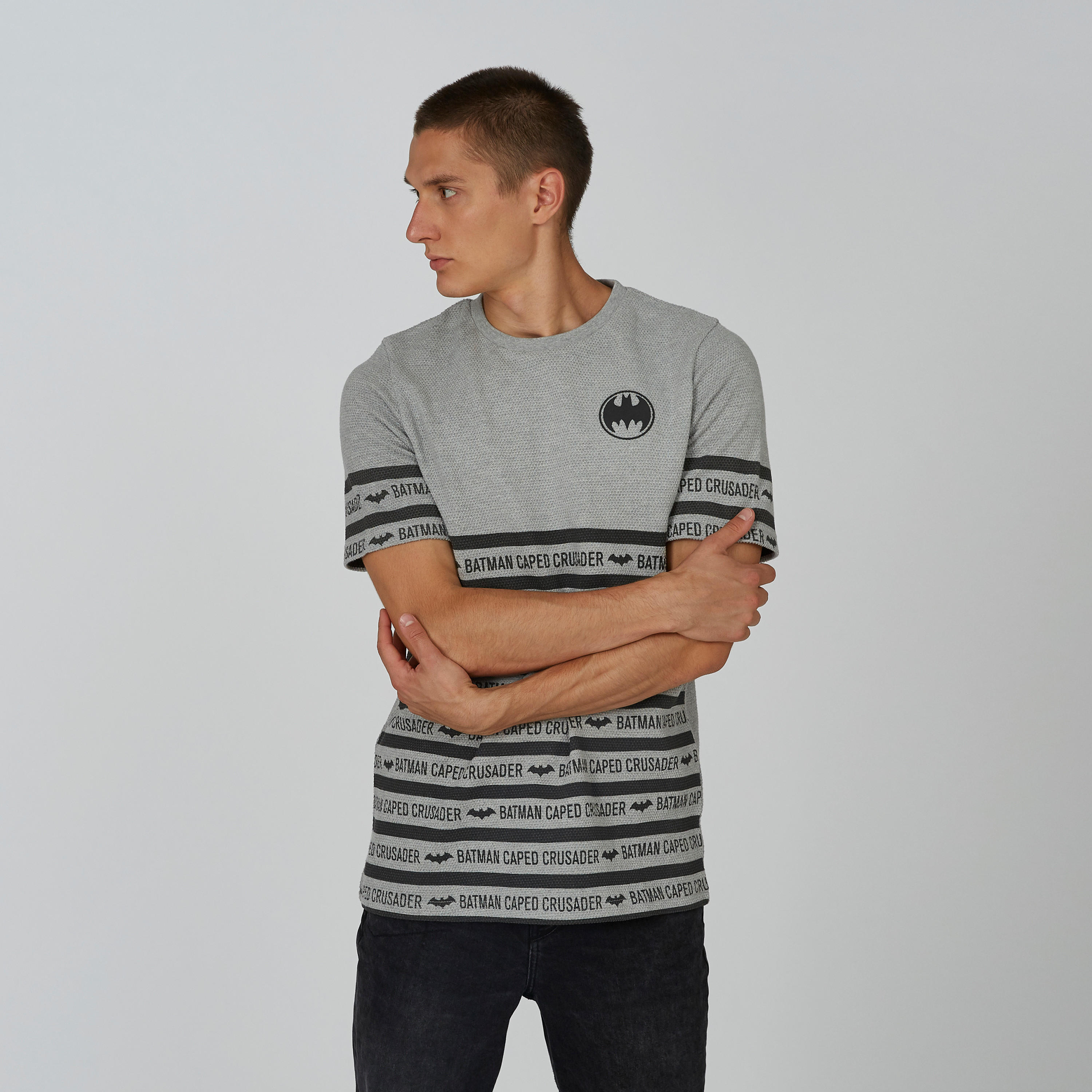 تيشيرت بياقة ضيّقة وأكمام قصيرة وطبعات باتمان-men-clothing-tshirtsandpolos-tshirts-image-1