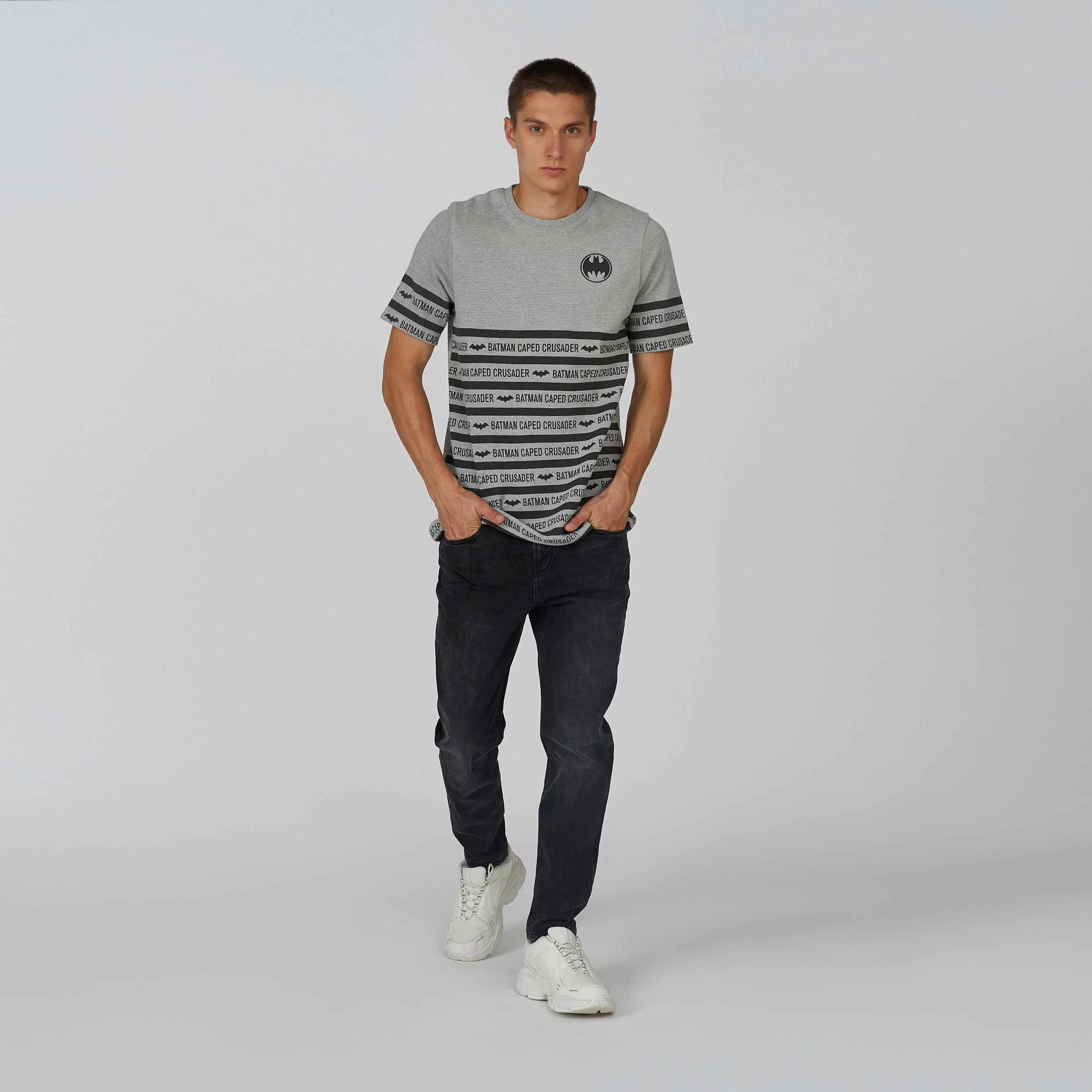 تيشيرت بياقة ضيّقة وأكمام قصيرة وطبعات باتمان-men-clothing-tshirtsandpolos-tshirts-image-2