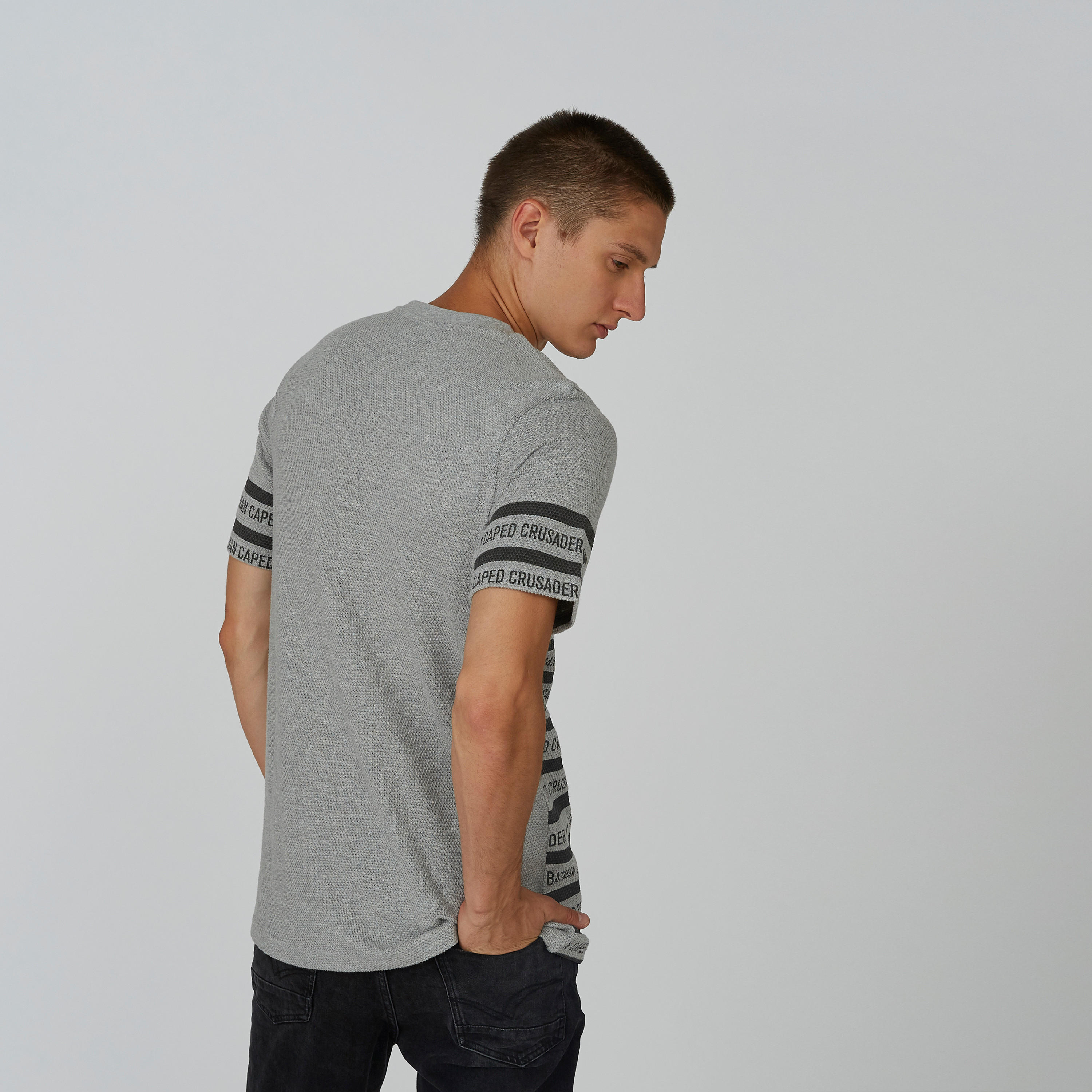تيشيرت بياقة ضيّقة وأكمام قصيرة وطبعات باتمان-men-clothing-tshirtsandpolos-tshirts-image-3