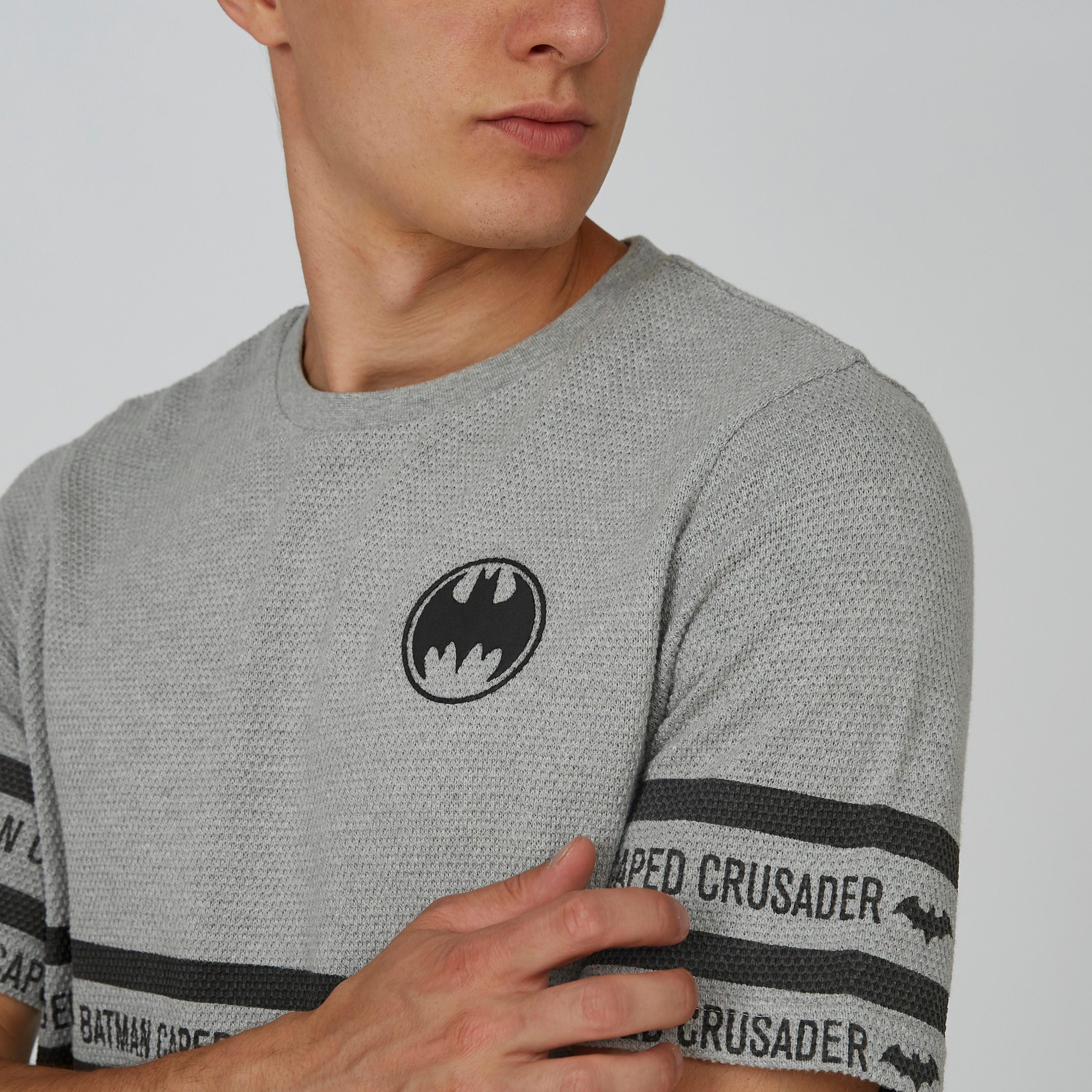 تيشيرت بياقة ضيّقة وأكمام قصيرة وطبعات باتمان-men-clothing-tshirtsandpolos-tshirts-image-5