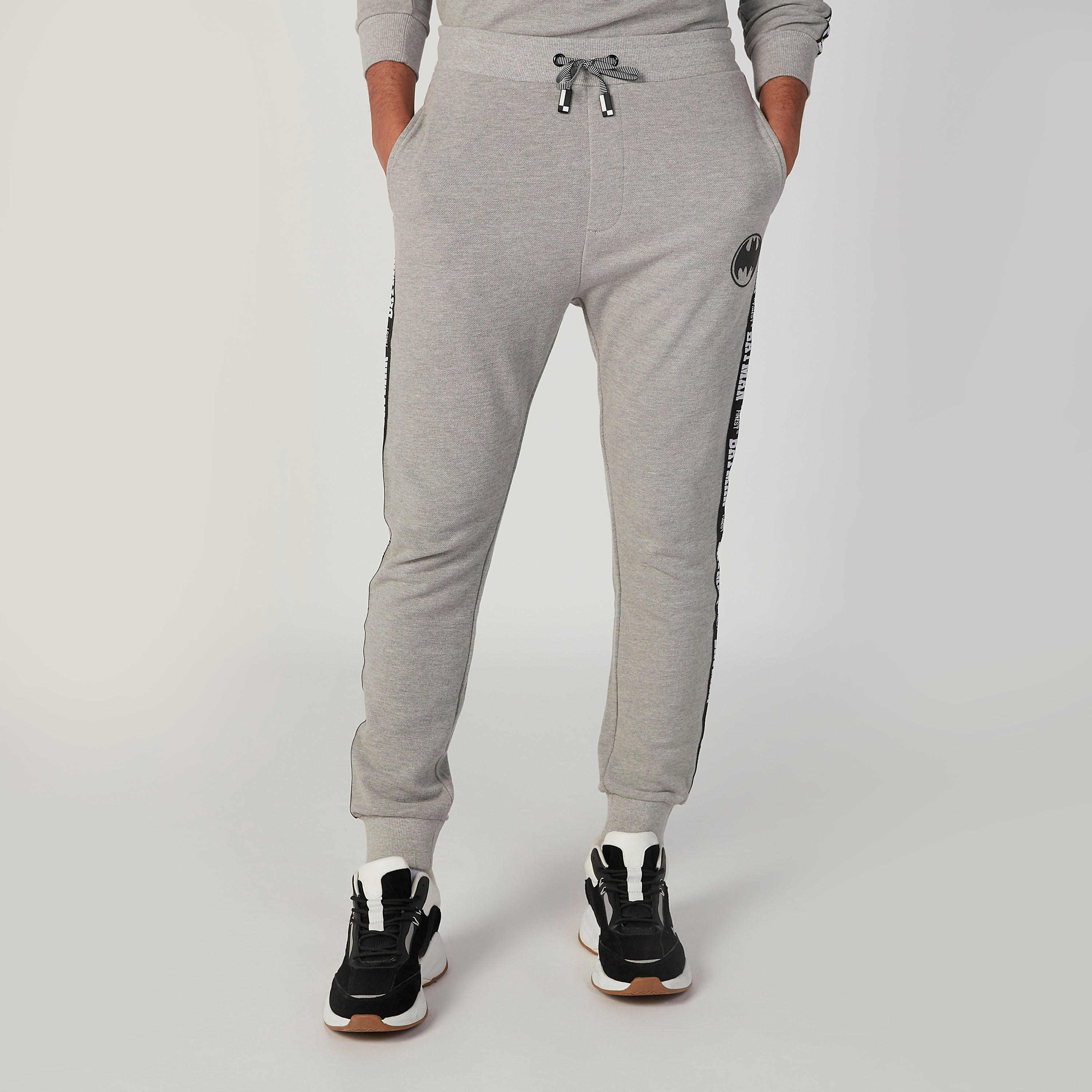 بنطلون رياضي بخصر مطّاطي وجيوب وطبعات باتمان-men-clothing-bottoms-joggers-image-1