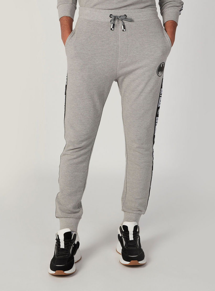 بنطلون رياضي بخصر مطّاطي وجيوب وطبعات باتمان-men-clothing-bottoms-joggers-image-1