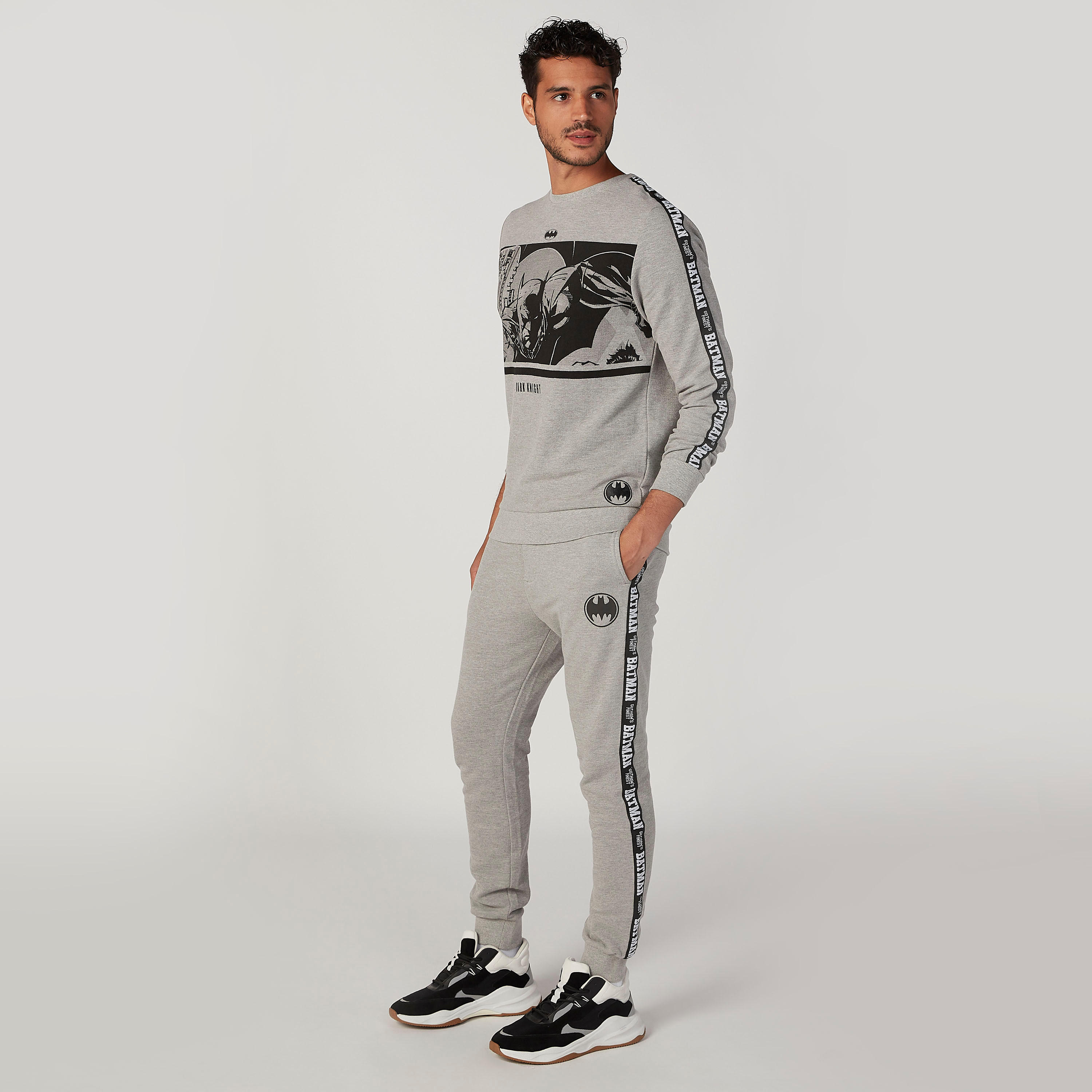 بنطلون رياضي بخصر مطّاطي وجيوب وطبعات باتمان-men-clothing-bottoms-joggers-image-2