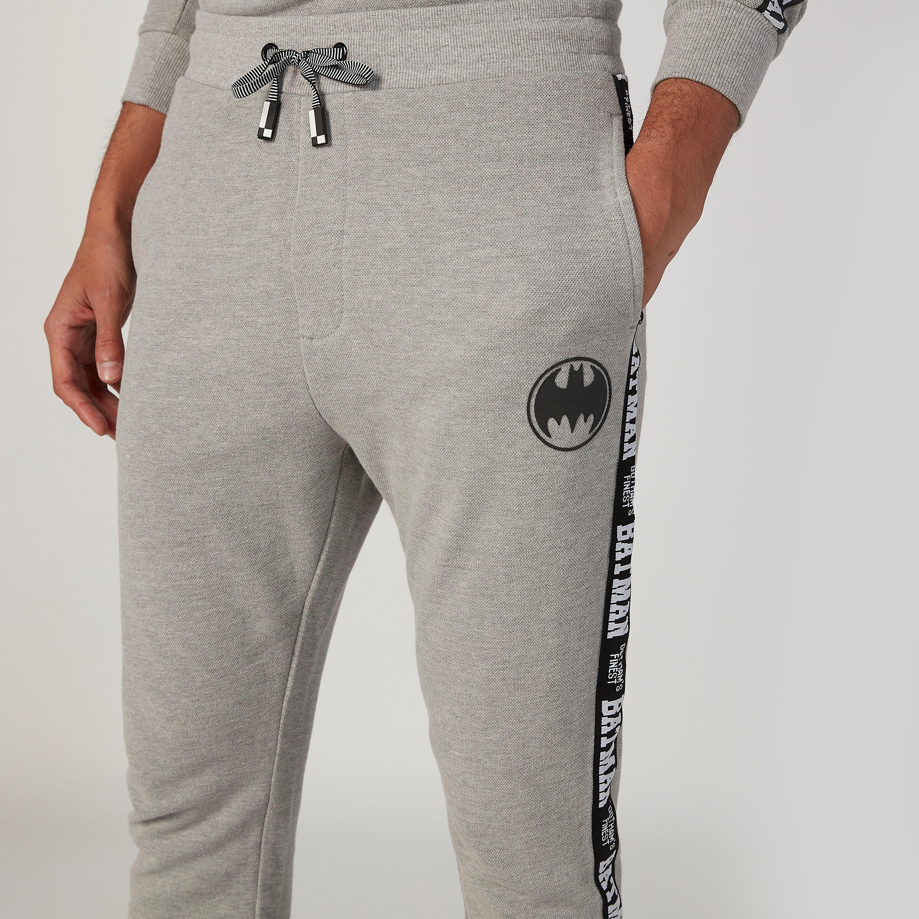 بنطلون رياضي بخصر مطّاطي وجيوب وطبعات باتمان-men-clothing-bottoms-joggers-image-3