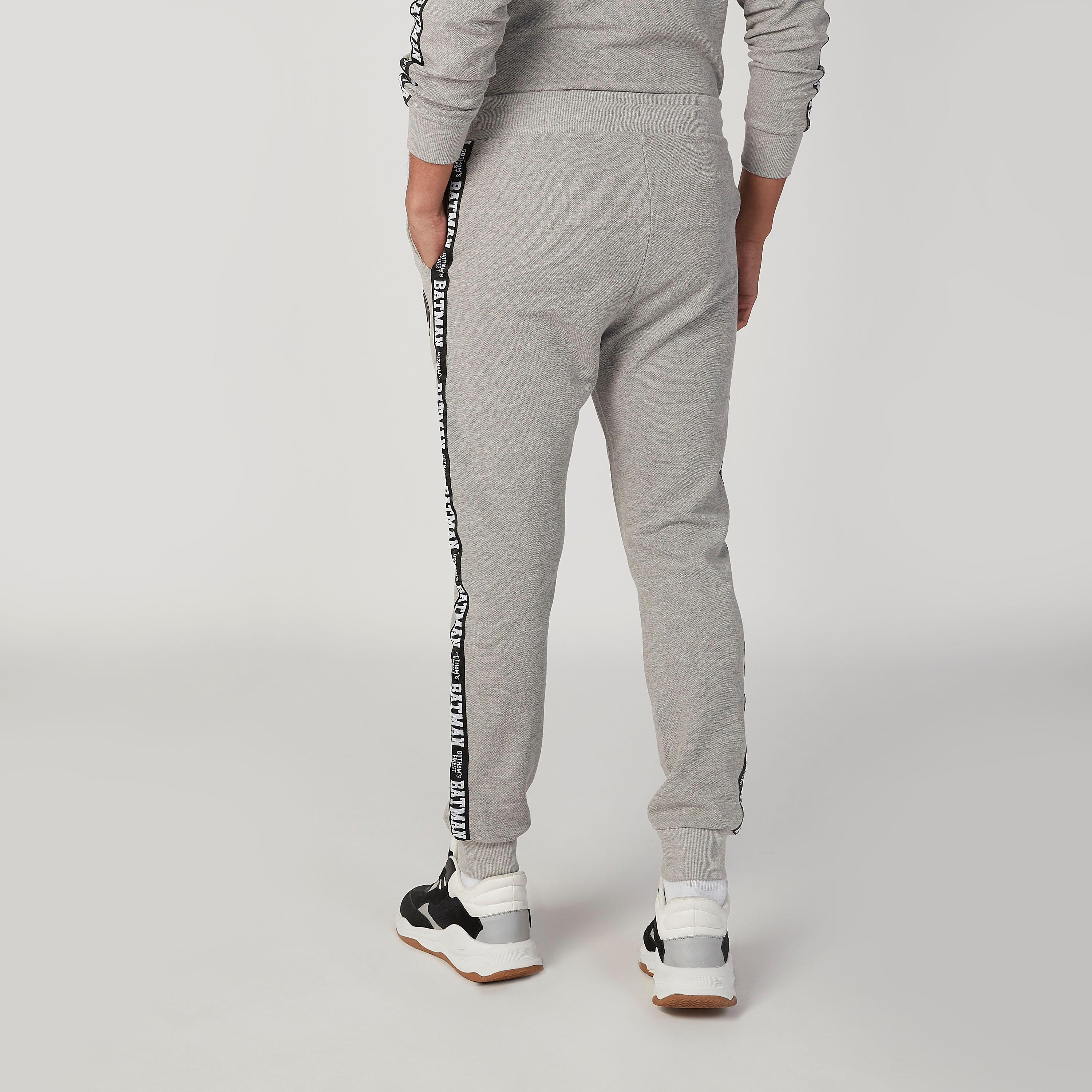 بنطلون رياضي بخصر مطّاطي وجيوب وطبعات باتمان-men-clothing-bottoms-joggers-image-4