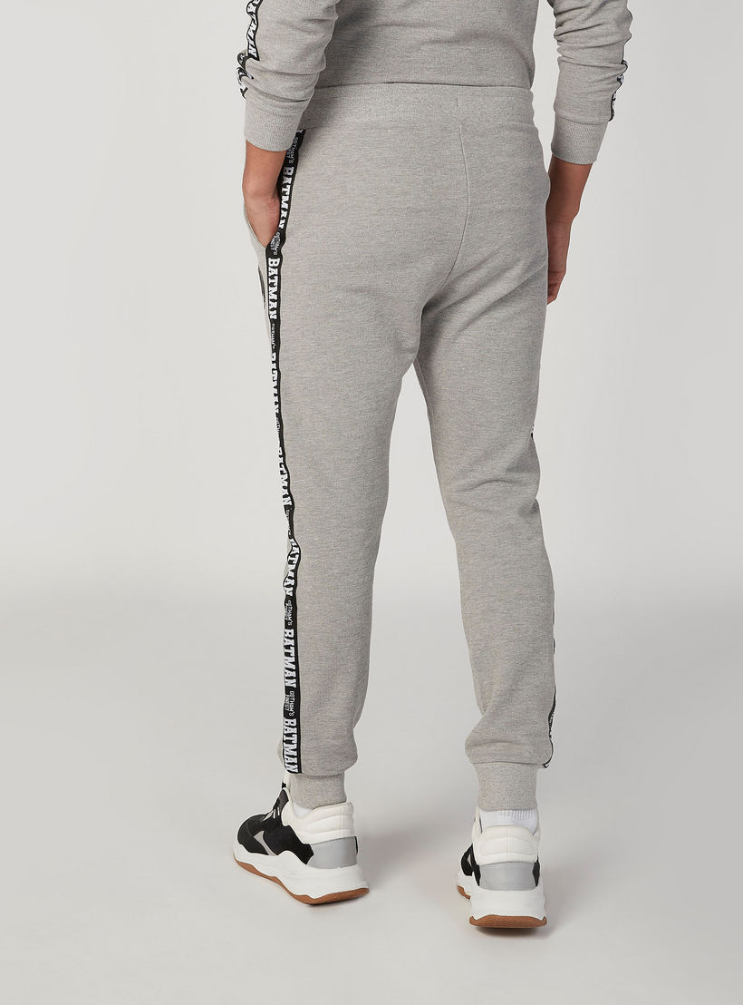 بنطلون رياضي بخصر مطّاطي وجيوب وطبعات باتمان-men-clothing-bottoms-joggers-image-4
