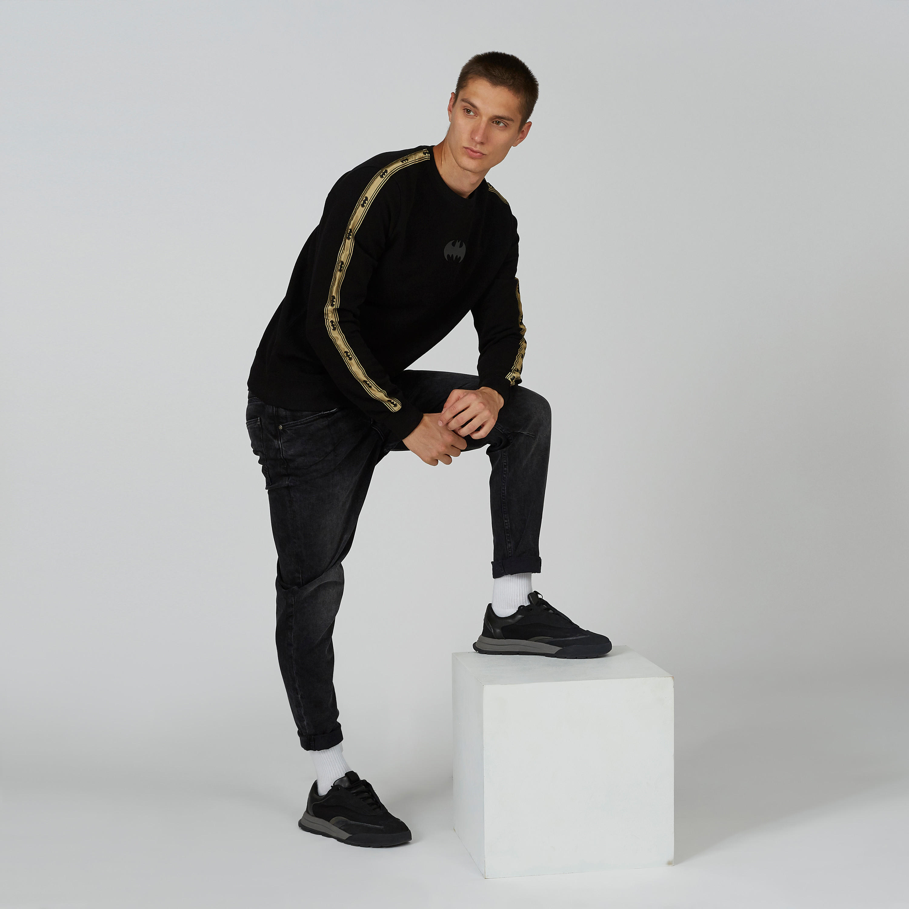 سويت شيرت بياقة مستديرة وأكمام طويلة وطبعات باتمان-men-winterwear-hoodiesandsweatshirts-image-2
