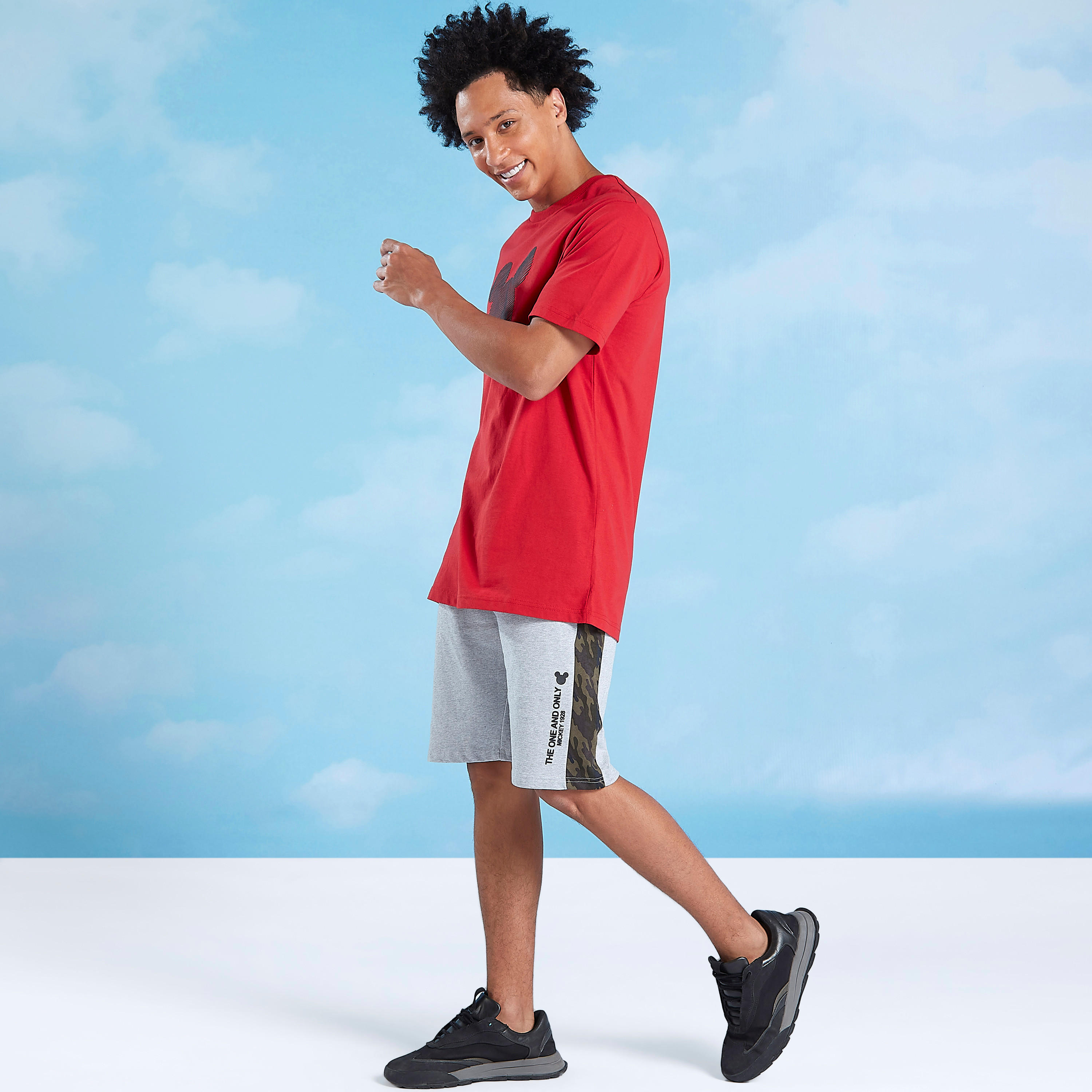 تيشيرت بياقة ضيّقة وأكمام قصيرة وطبعات ميكي ماوس-men-clothing-tshirtsandpolos-tshirts-image-2