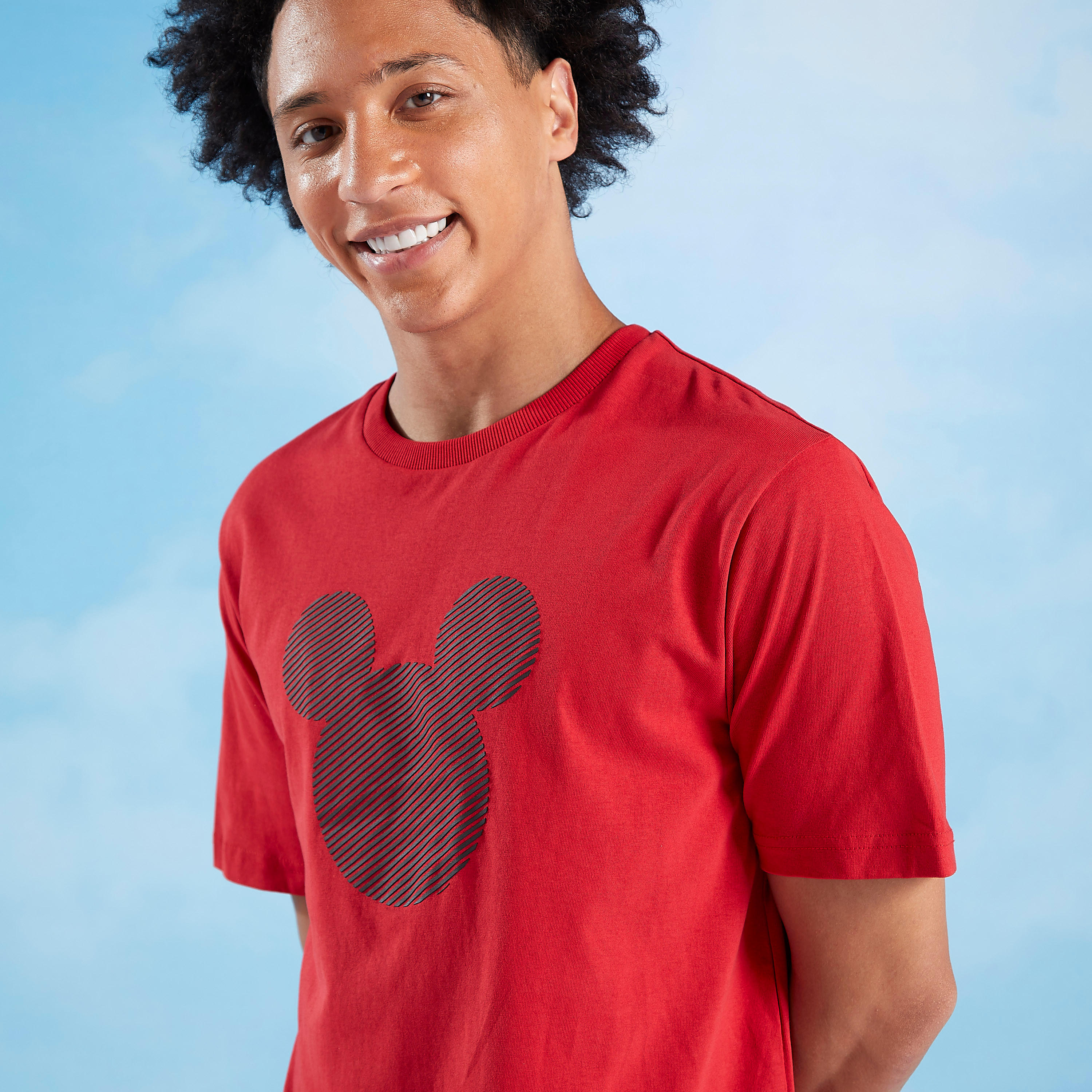 تيشيرت بياقة ضيّقة وأكمام قصيرة وطبعات ميكي ماوس-men-clothing-tshirtsandpolos-tshirts-image-3