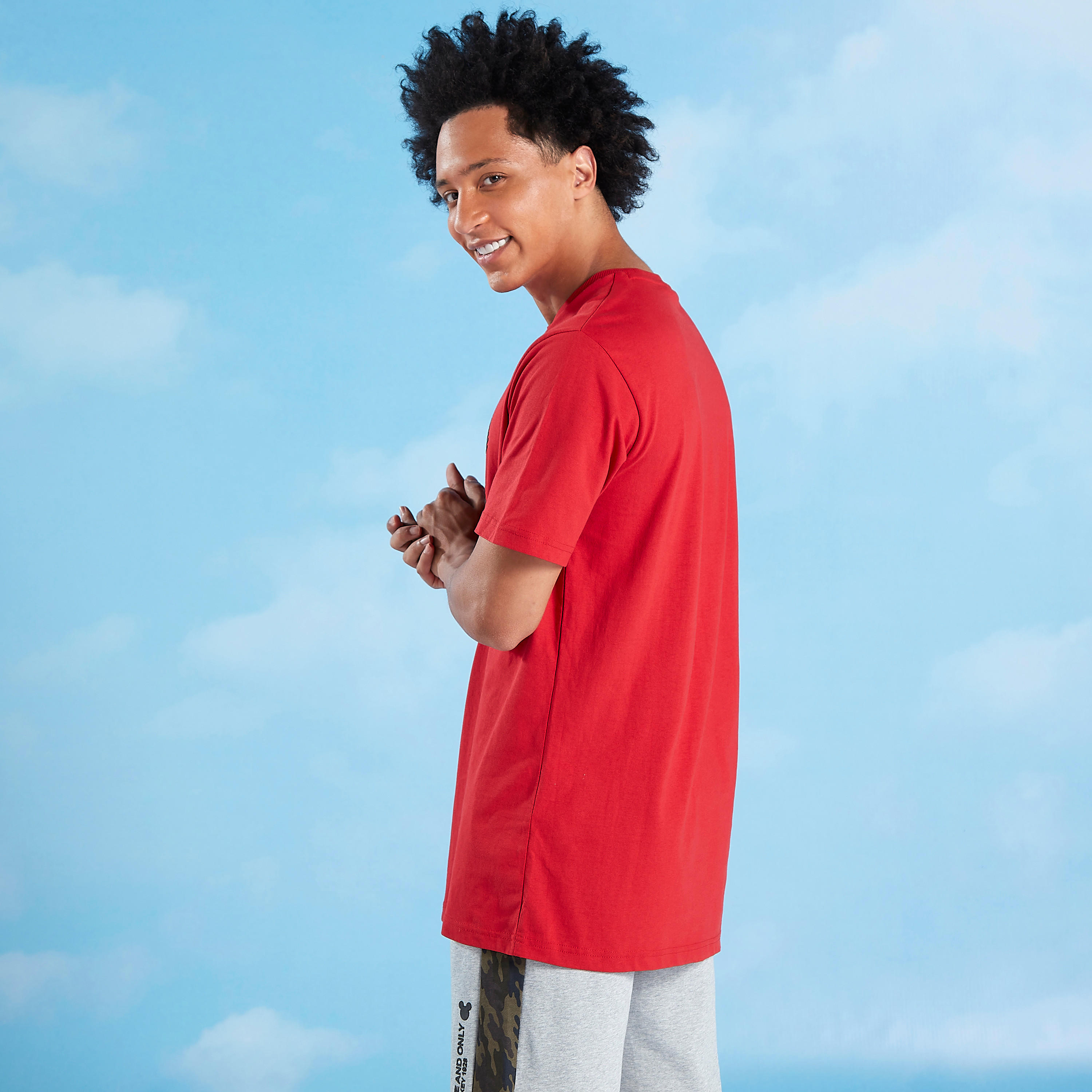 تيشيرت بياقة ضيّقة وأكمام قصيرة وطبعات ميكي ماوس-men-clothing-tshirtsandpolos-tshirts-image-4