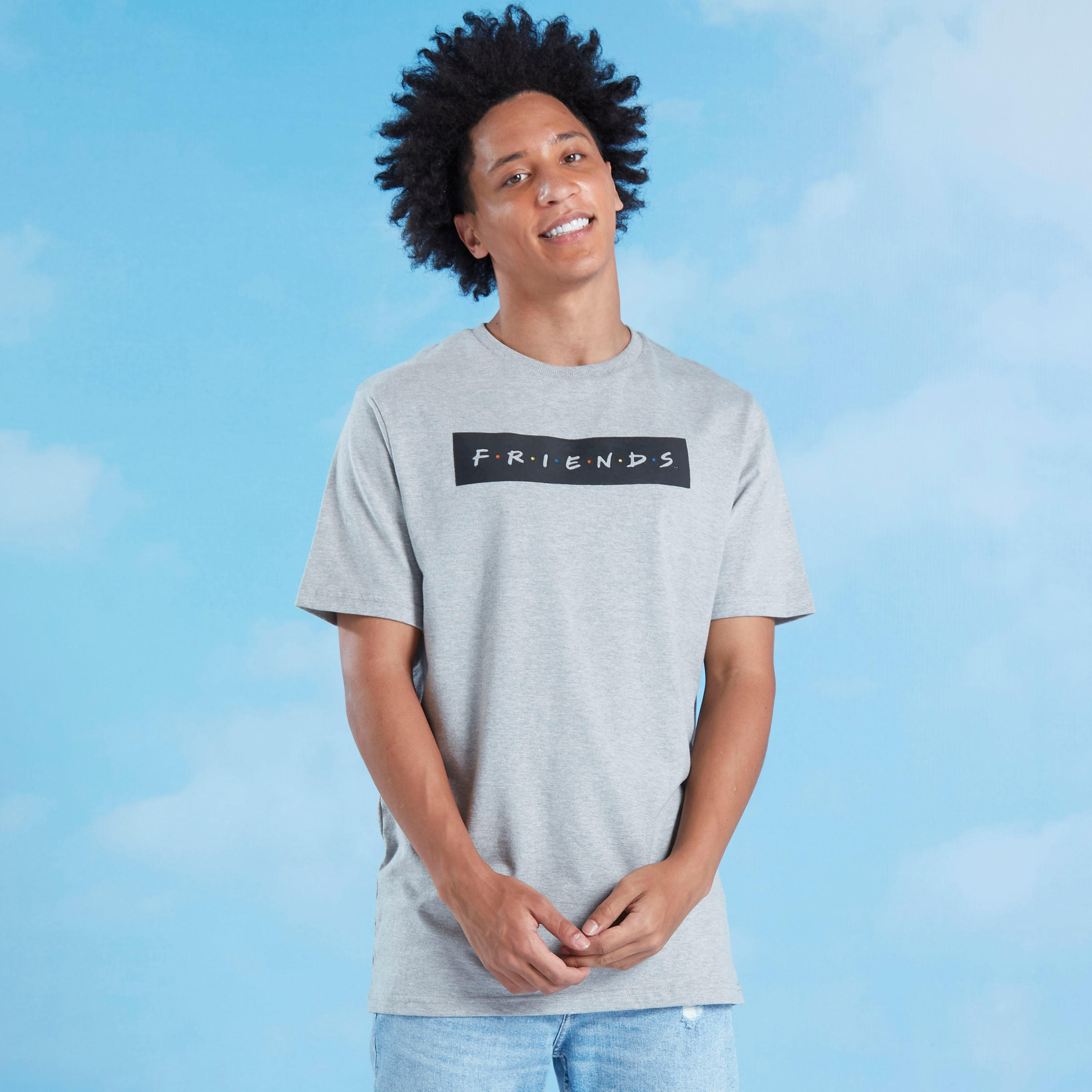 تيشيرت بياقة مستديرة وأكمام قصيرة وطبعات فريندز-men-clothing-tshirtsandpolos-tshirts-image-2