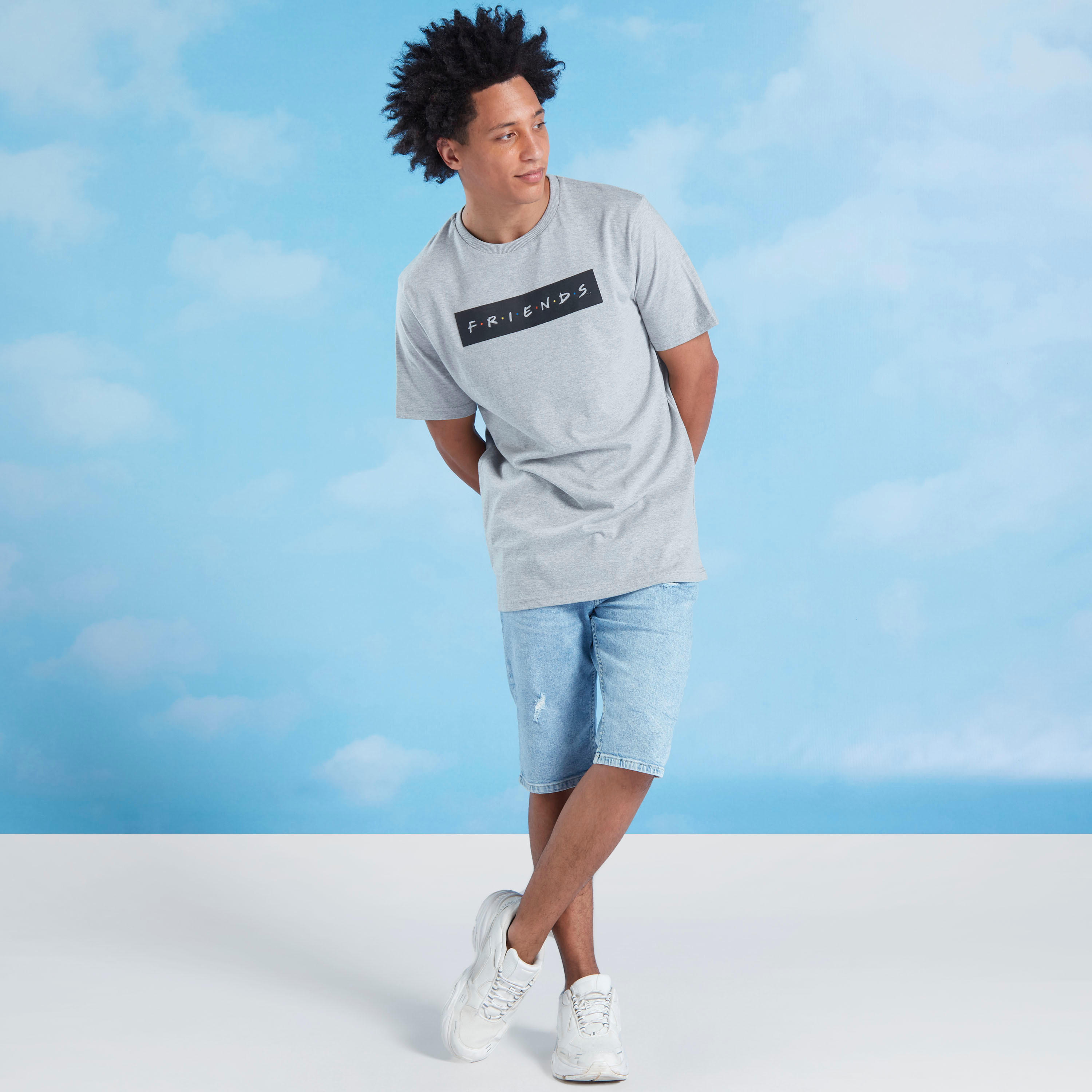 تيشيرت بياقة مستديرة وأكمام قصيرة وطبعات فريندز-men-clothing-tshirtsandpolos-tshirts-image-3