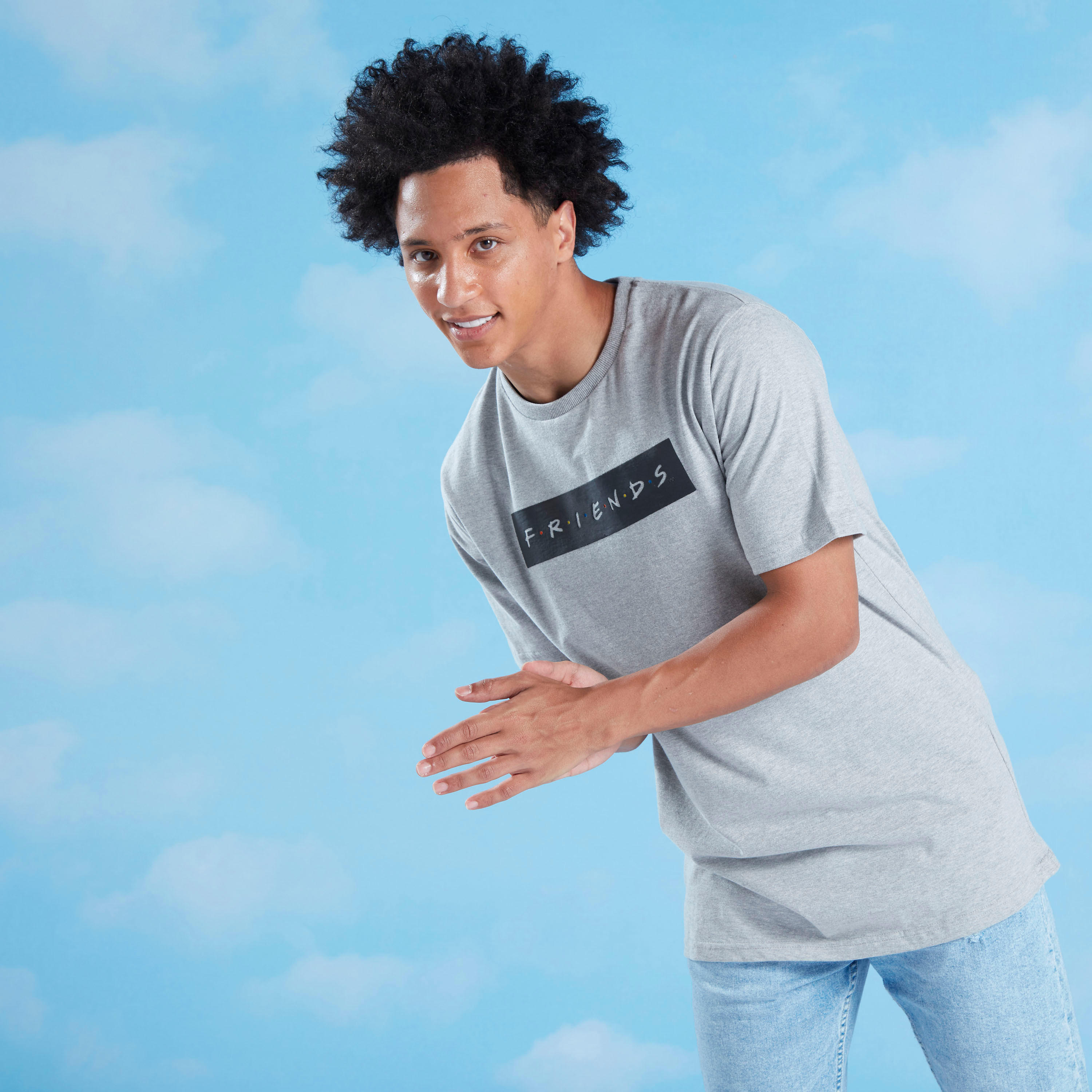 تيشيرت بياقة مستديرة وأكمام قصيرة وطبعات فريندز-men-clothing-tshirtsandpolos-tshirts-image-4