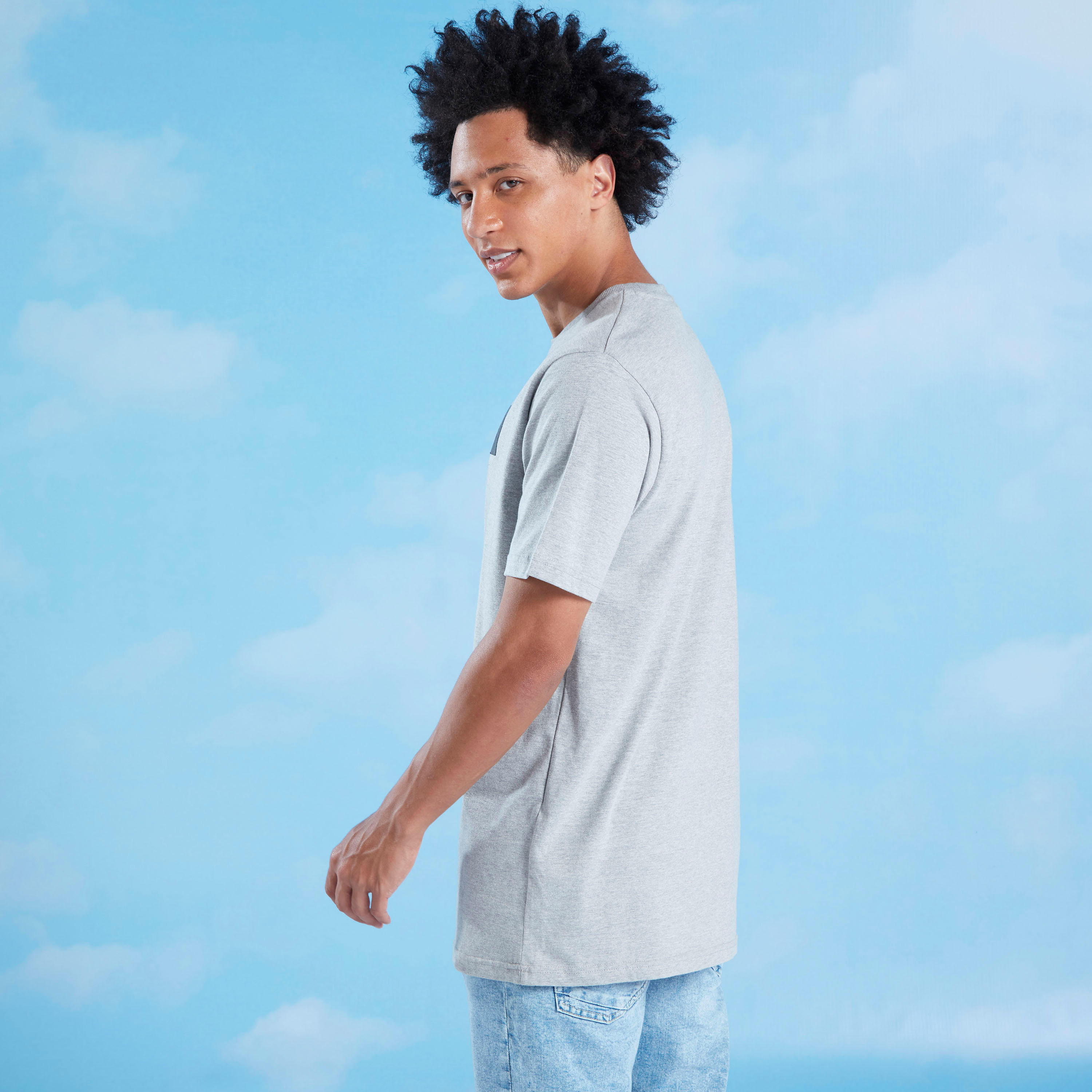 تيشيرت بياقة مستديرة وأكمام قصيرة وطبعات فريندز-men-clothing-tshirtsandpolos-tshirts-image-5