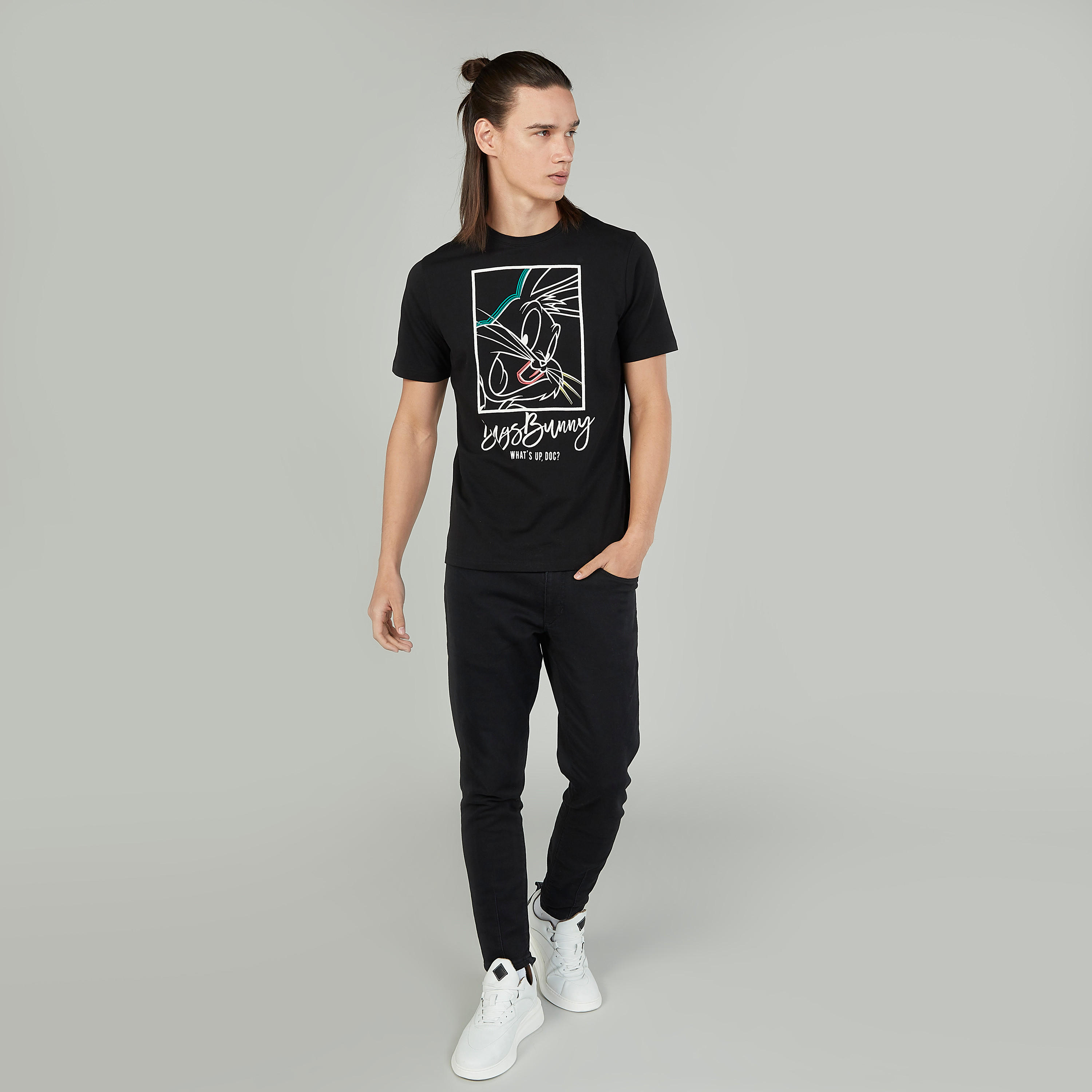 تيشيرت مستدام سليم بياقة ضيقة وطبعات باجز باني -men-clothing-tshirtsandpolos-tshirts-image-2