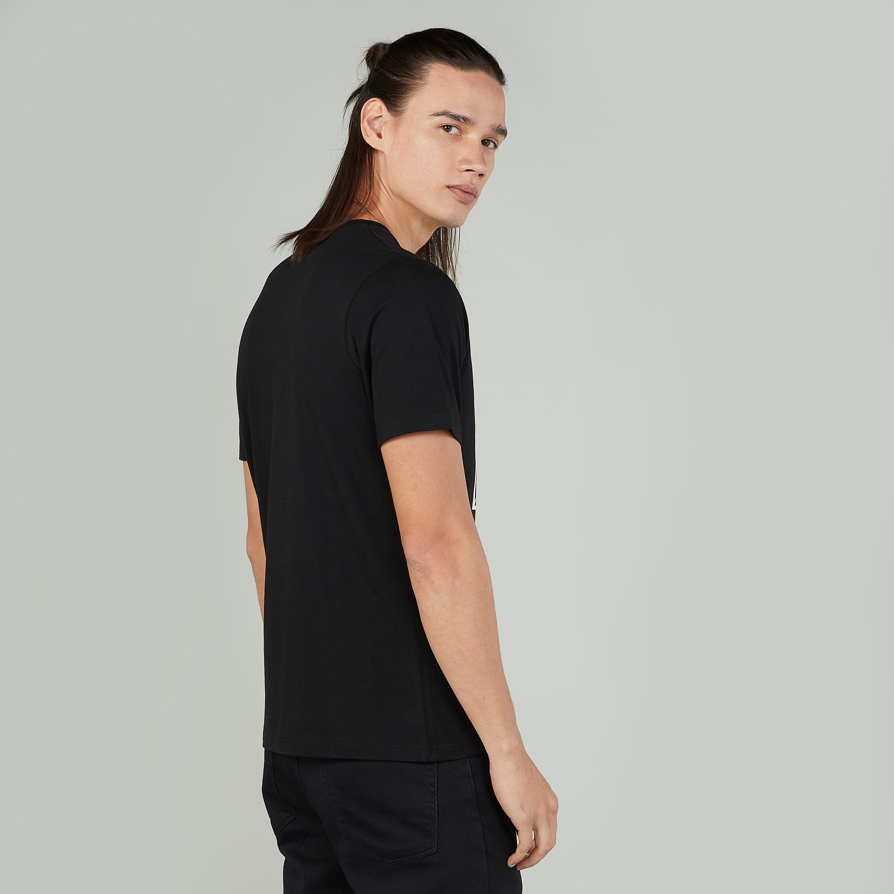 تيشيرت مستدام سليم بياقة ضيقة وطبعات باجز باني -men-clothing-tshirtsandpolos-tshirts-image-4