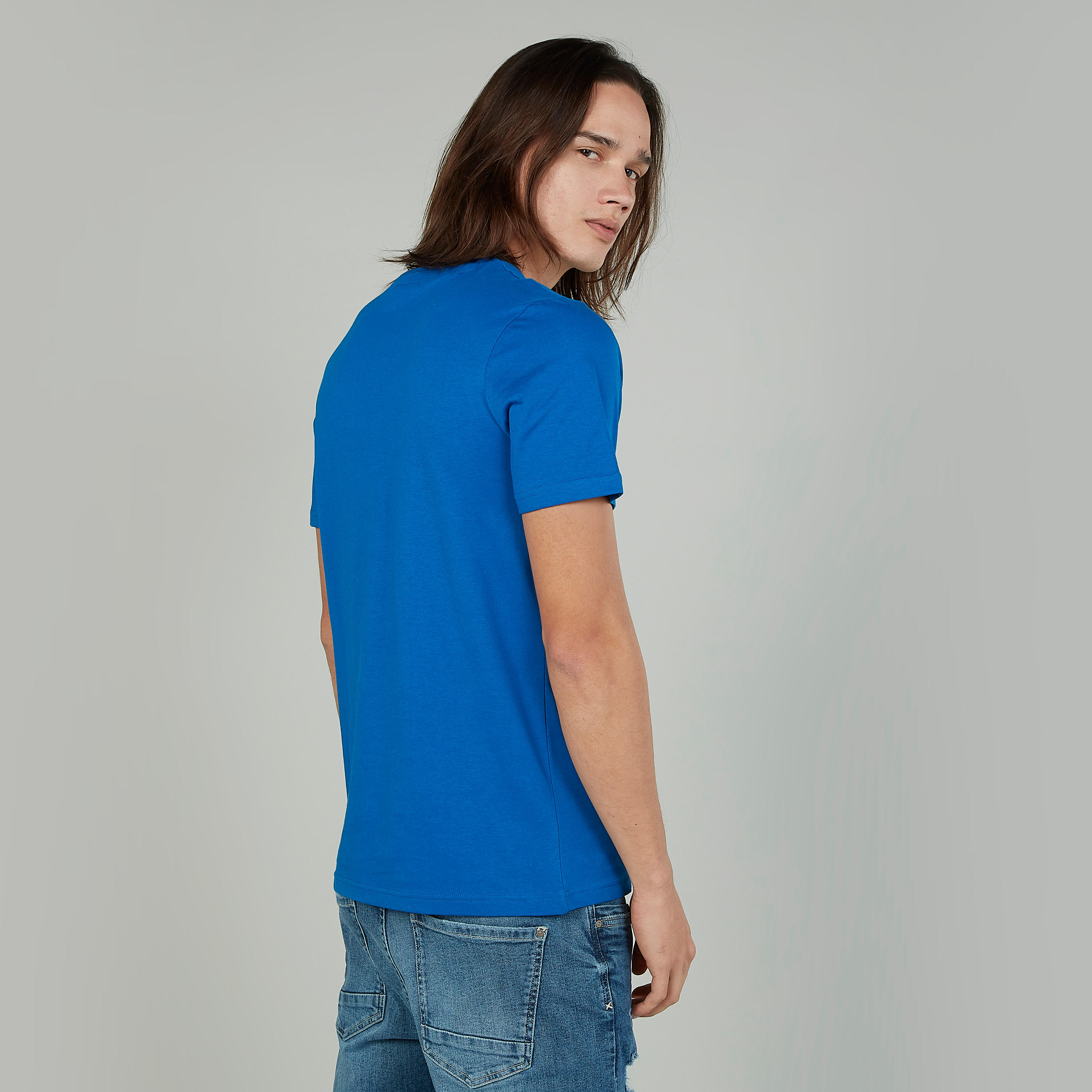 تيشيرت مستدام بقصّة سليم وياقة ضيقة وطبعات سنوبي-men-clothing-tshirtsandpolos-tshirts-image-4