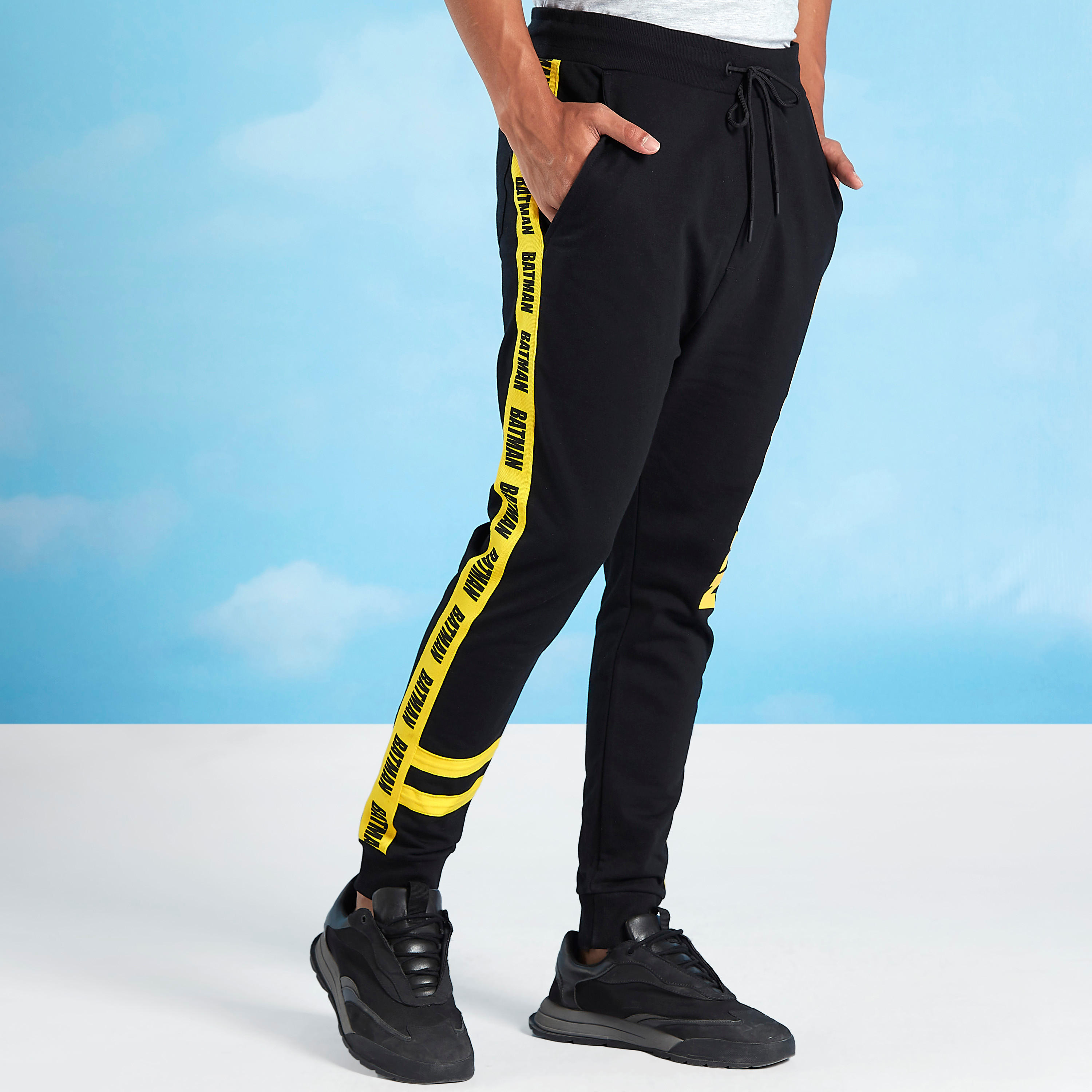 بنطلون رياضي مستدام بخصر مطاطي وطبعات باتمان-men-clothing-bottoms-joggers-image-1