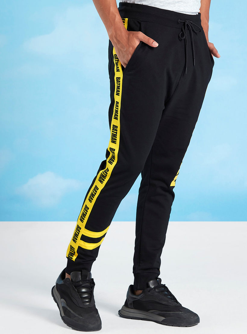 بنطلون رياضي مستدام بخصر مطاطي وطبعات باتمان-men-clothing-bottoms-joggers-image-1