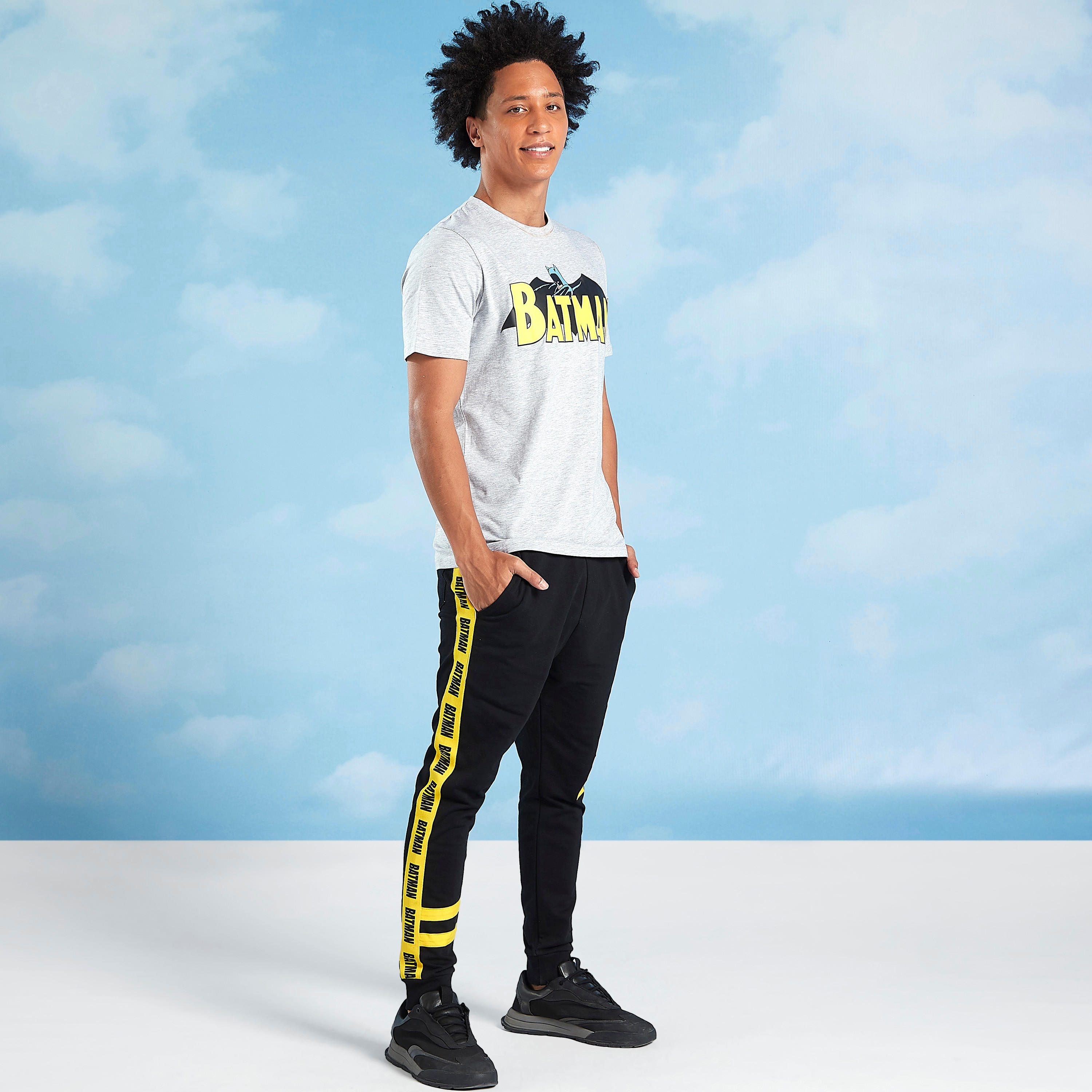 بنطلون رياضي مستدام بخصر مطاطي وطبعات باتمان-men-clothing-bottoms-joggers-image-2