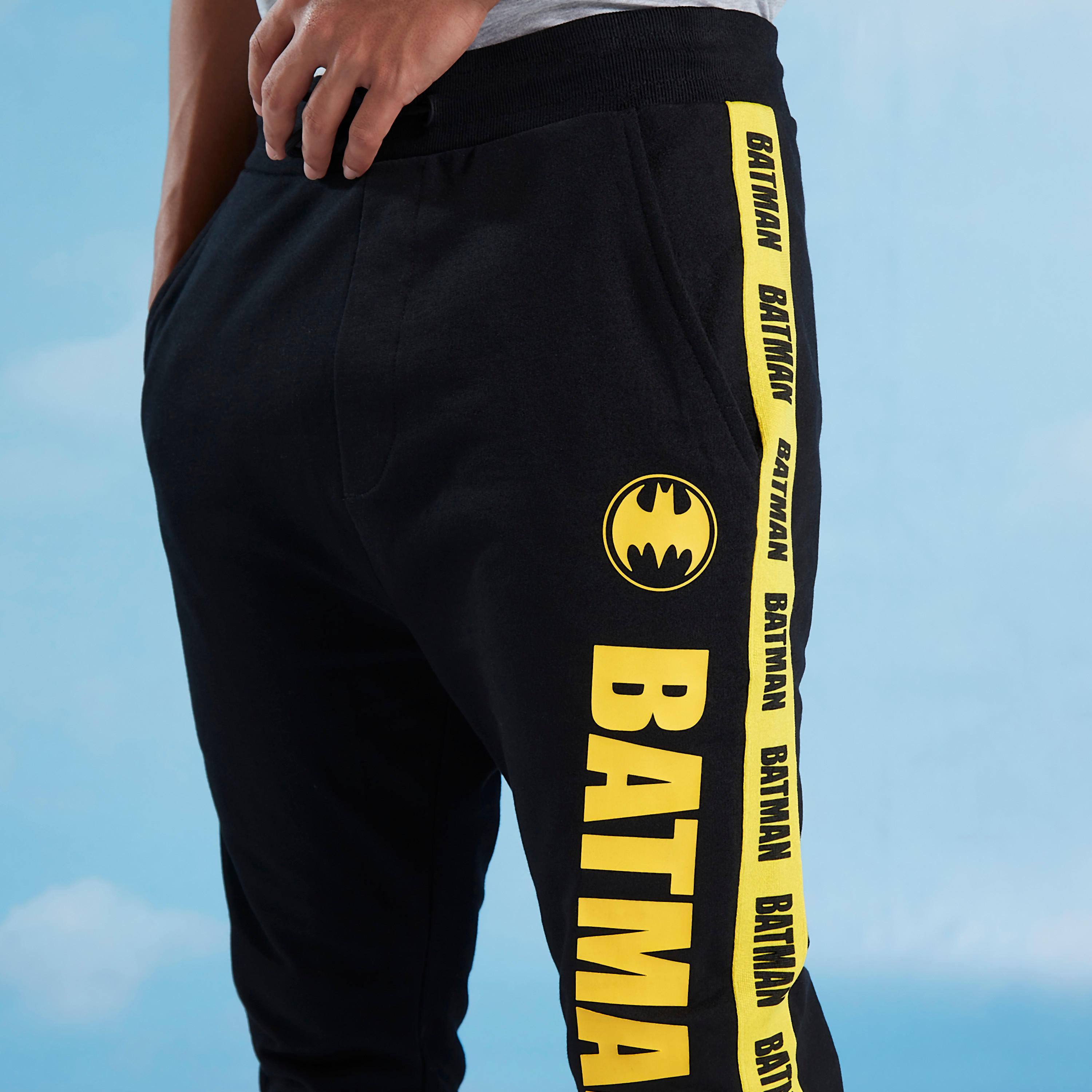 بنطلون رياضي مستدام بخصر مطاطي وطبعات باتمان-men-clothing-bottoms-joggers-image-3