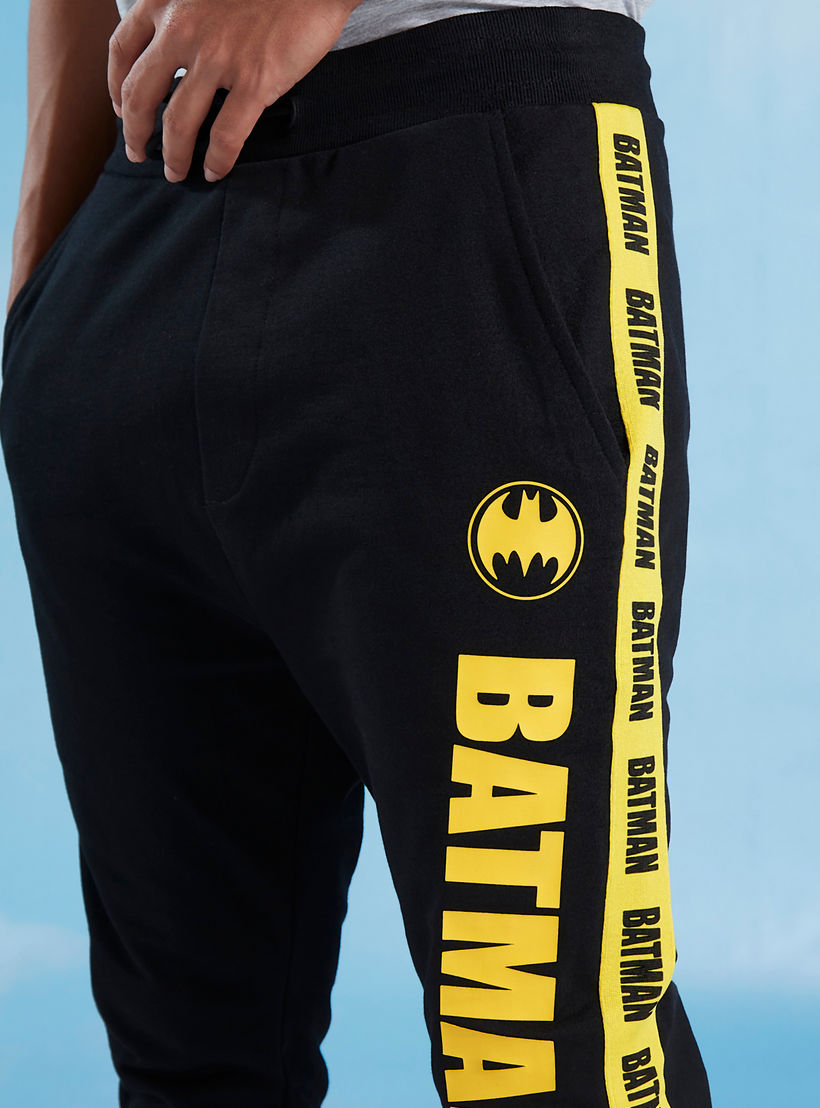 بنطلون رياضي مستدام بخصر مطاطي وطبعات باتمان-men-clothing-bottoms-joggers-image-3