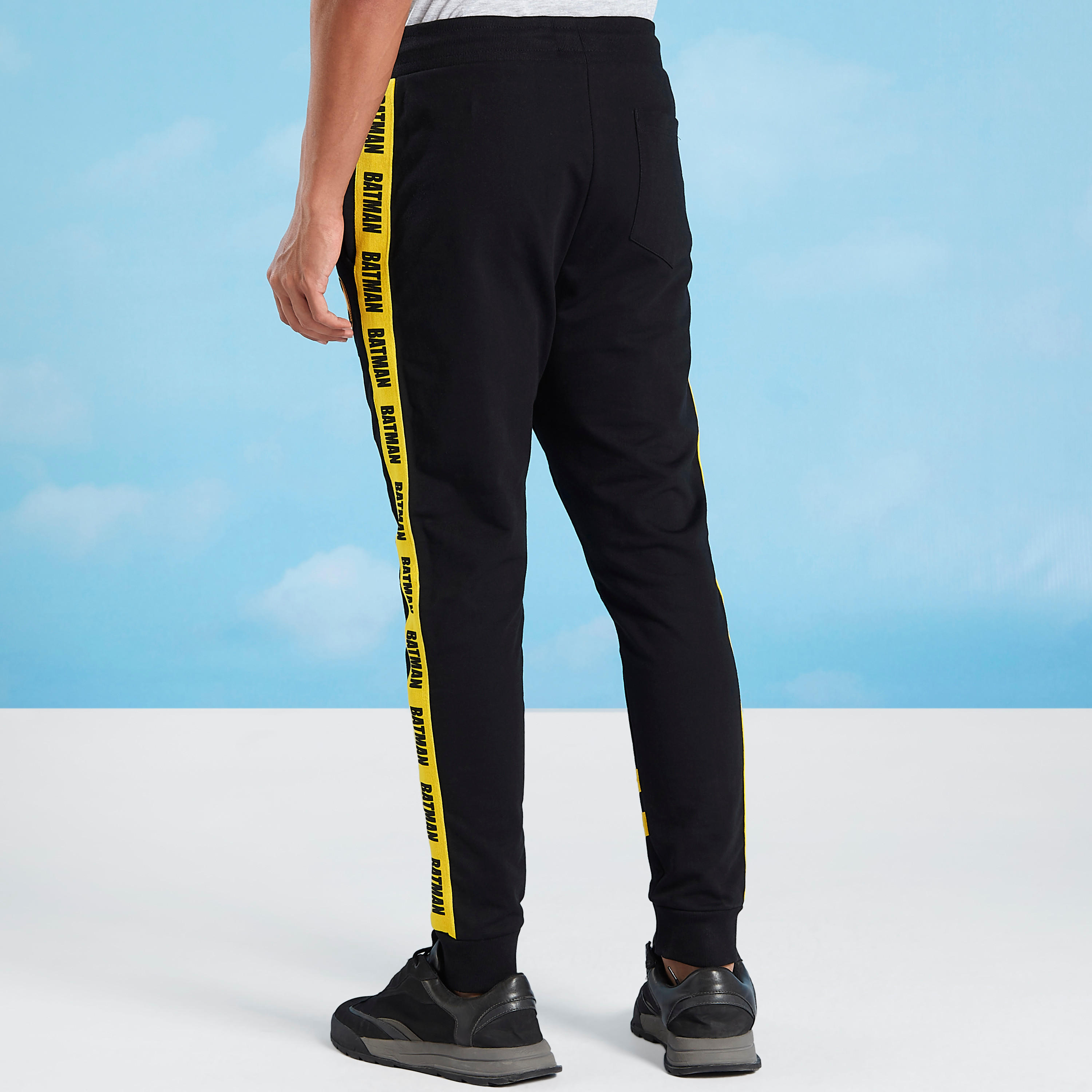 بنطلون رياضي مستدام بخصر مطاطي وطبعات باتمان-men-clothing-bottoms-joggers-image-4
