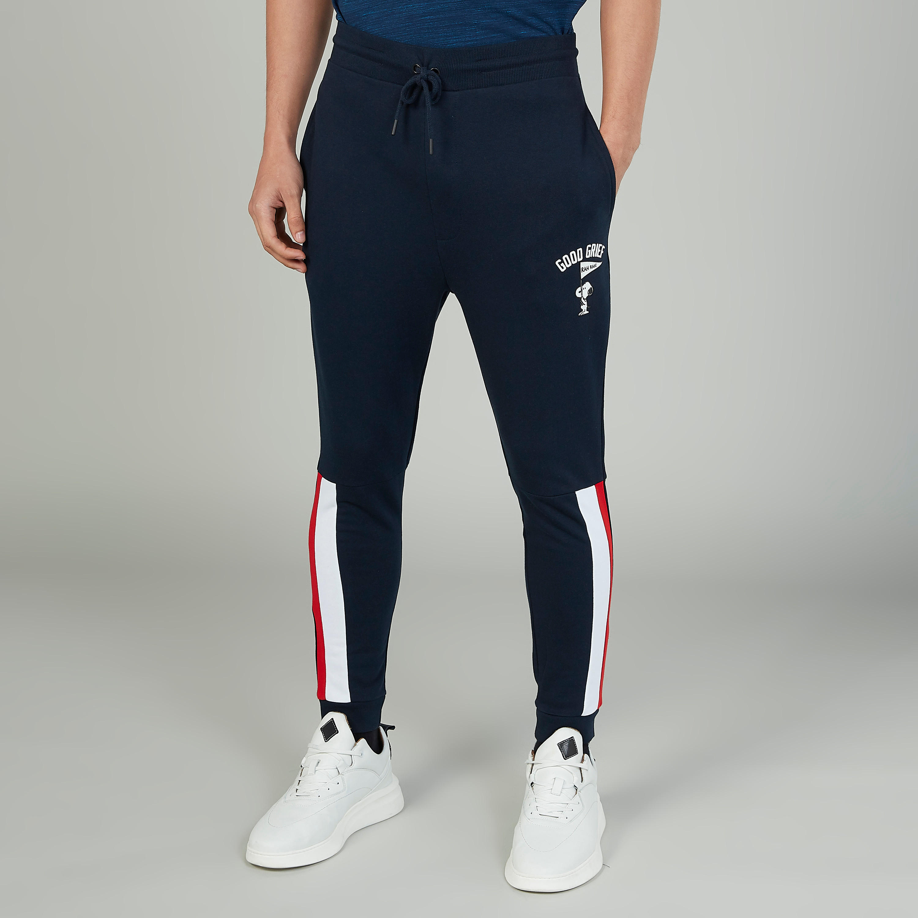 بنطلون مستدام رياضي بخصر مطاطي وطبعات سنوبي -men-clothing-bottoms-joggers-image-1