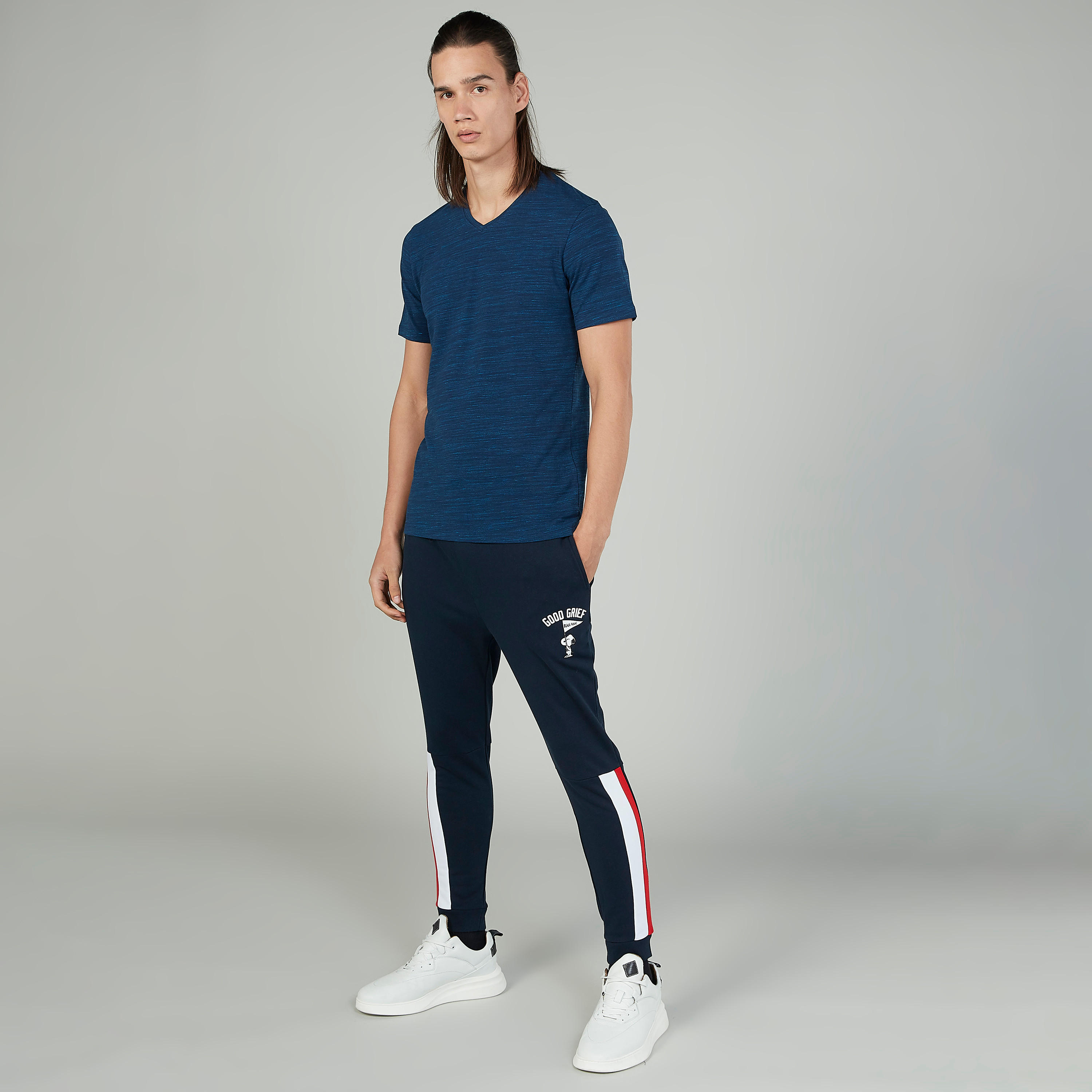 بنطلون مستدام رياضي بخصر مطاطي وطبعات سنوبي -men-clothing-bottoms-joggers-image-2