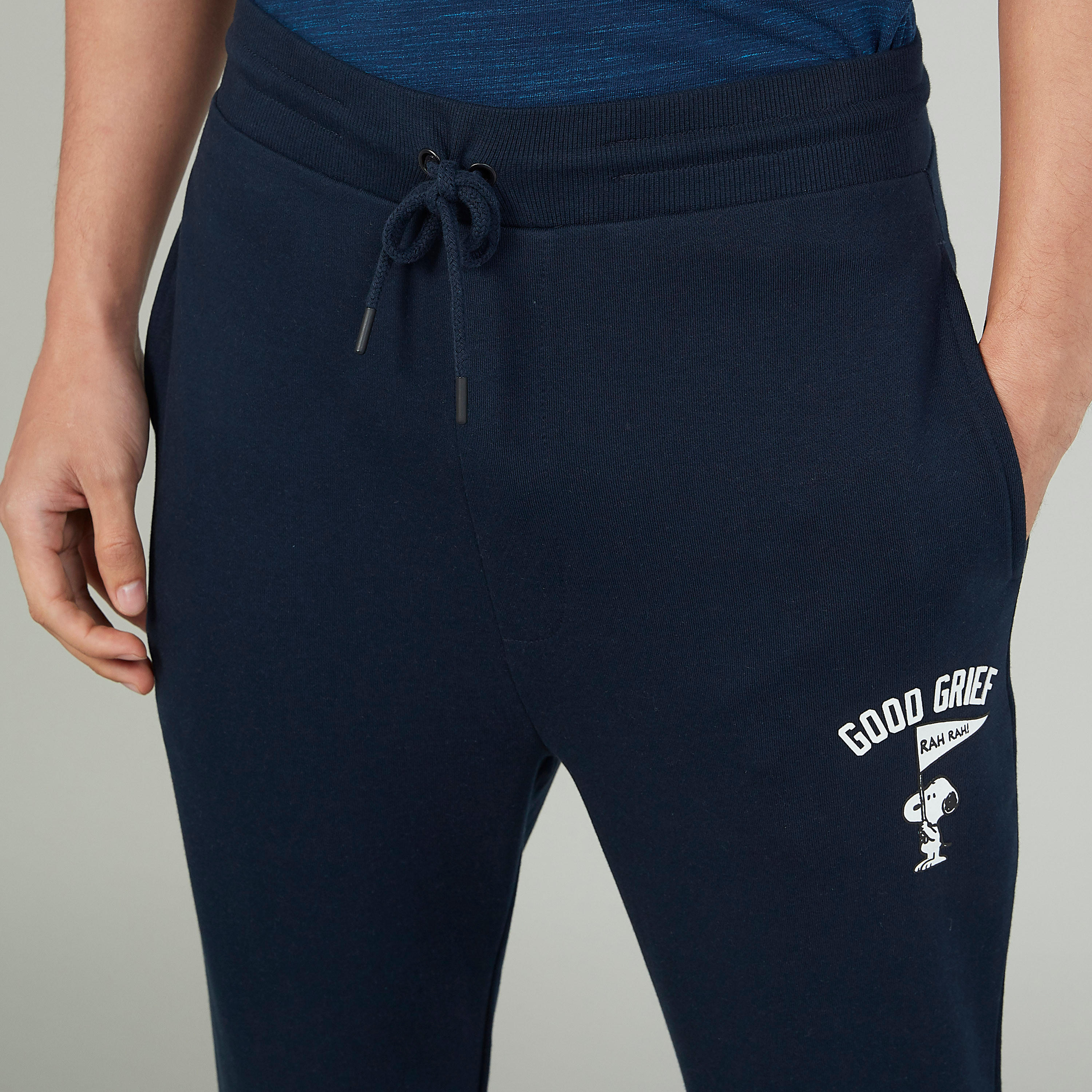 بنطلون مستدام رياضي بخصر مطاطي وطبعات سنوبي -men-clothing-bottoms-joggers-image-3