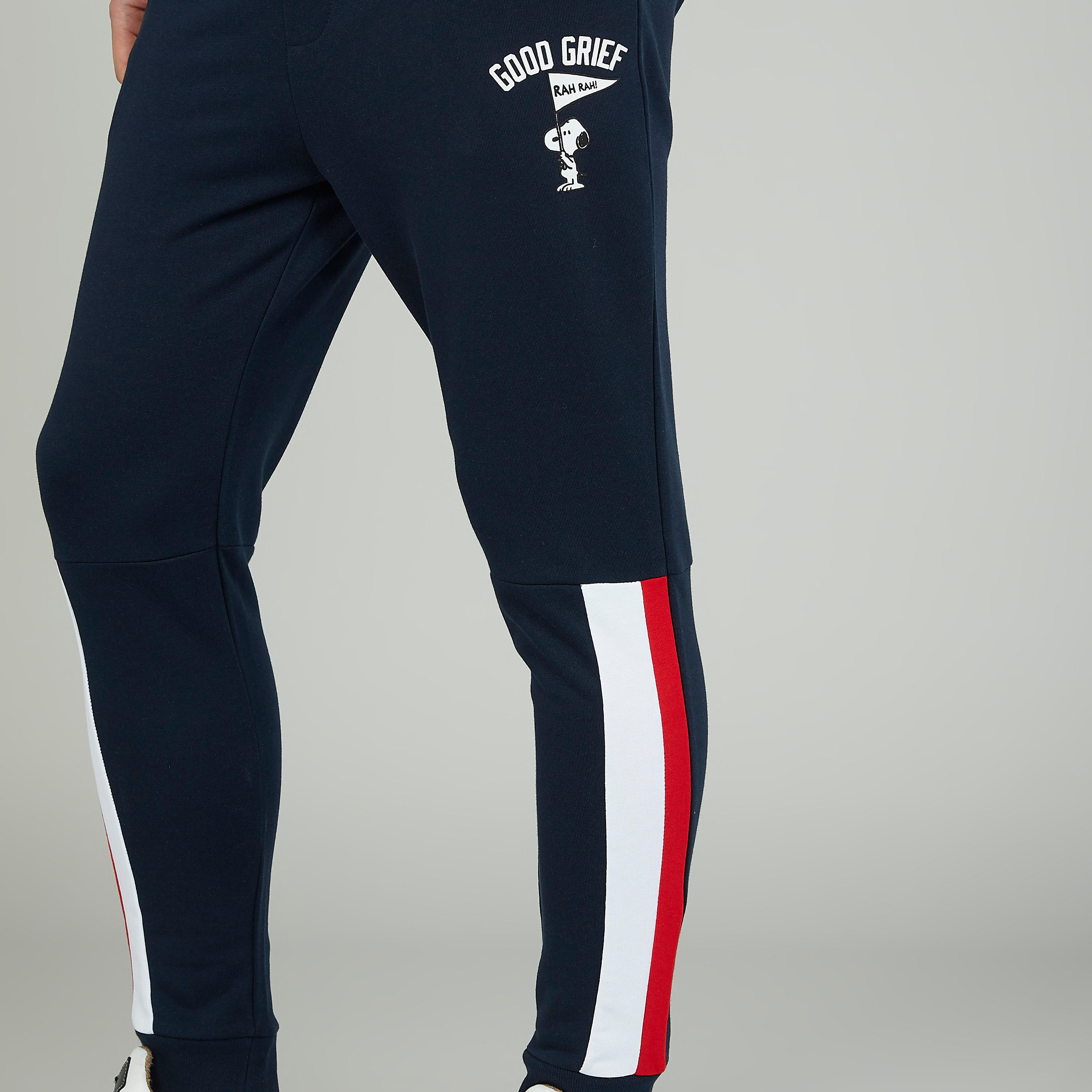 بنطلون مستدام رياضي بخصر مطاطي وطبعات سنوبي -men-clothing-bottoms-joggers-image-5