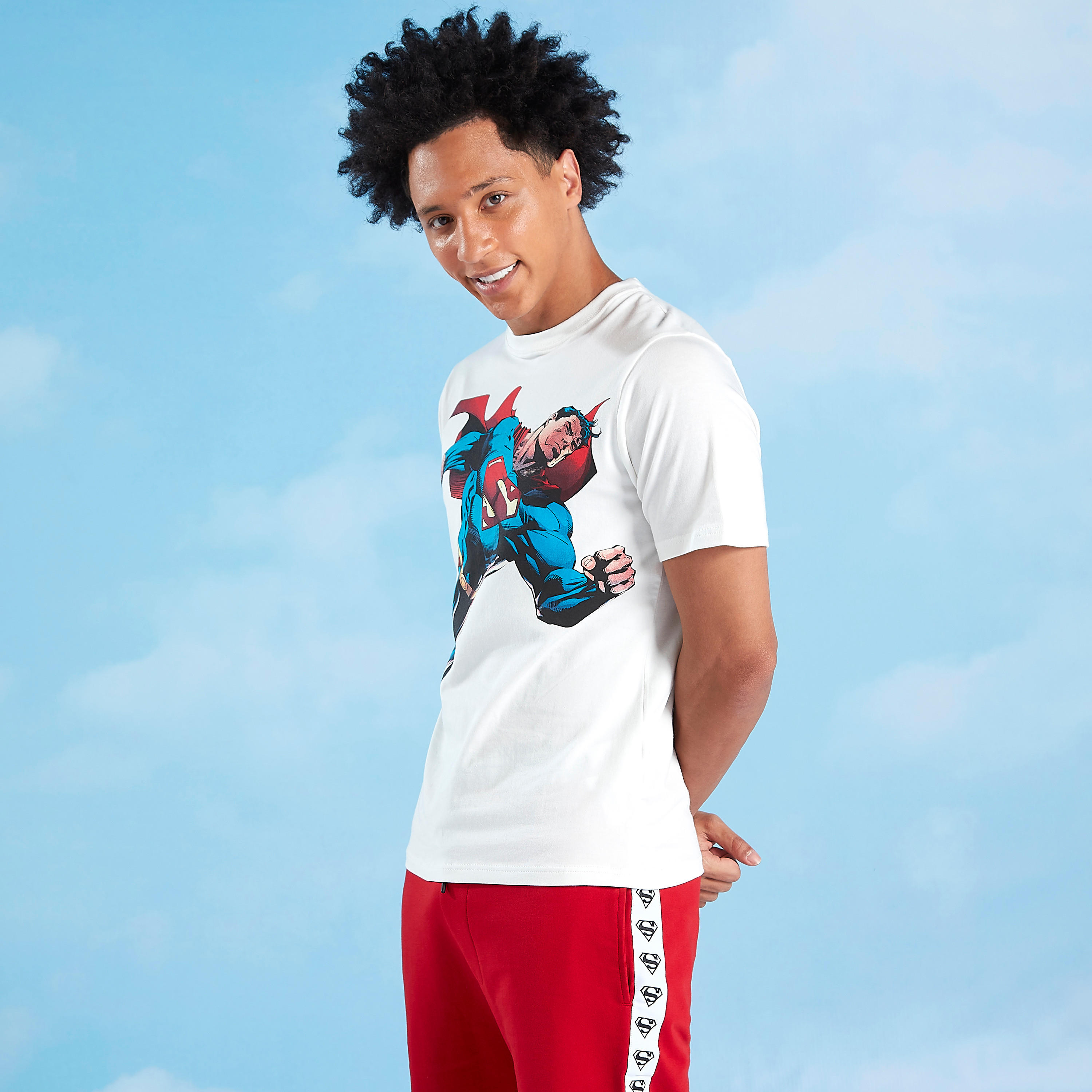 شورت سادة بتفاصيل شريطة بطبعات سوبرمان ورباط-men-clothing-bottoms-shorts-image-2