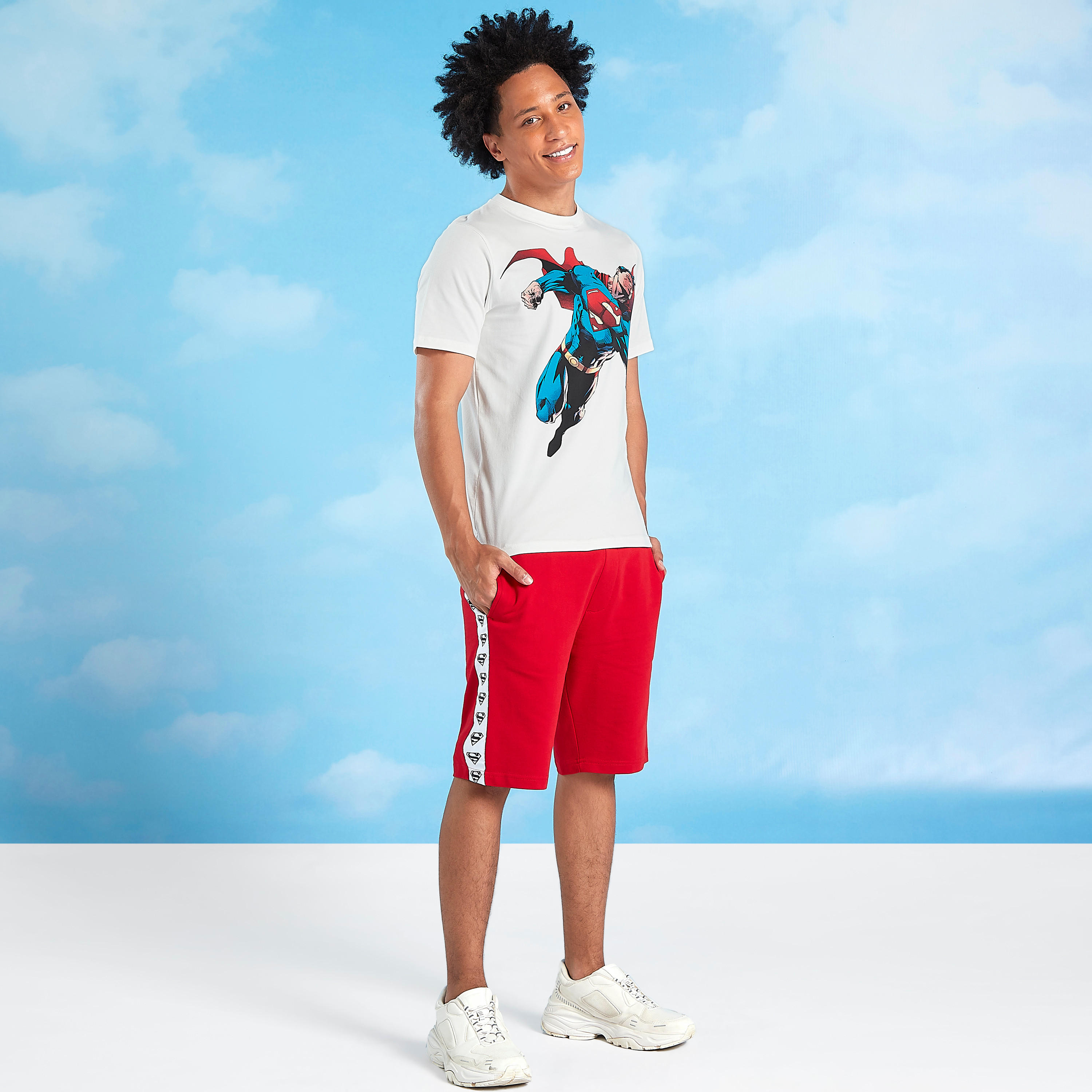 شورت سادة بتفاصيل شريطة بطبعات سوبرمان ورباط-men-clothing-bottoms-shorts-image-3