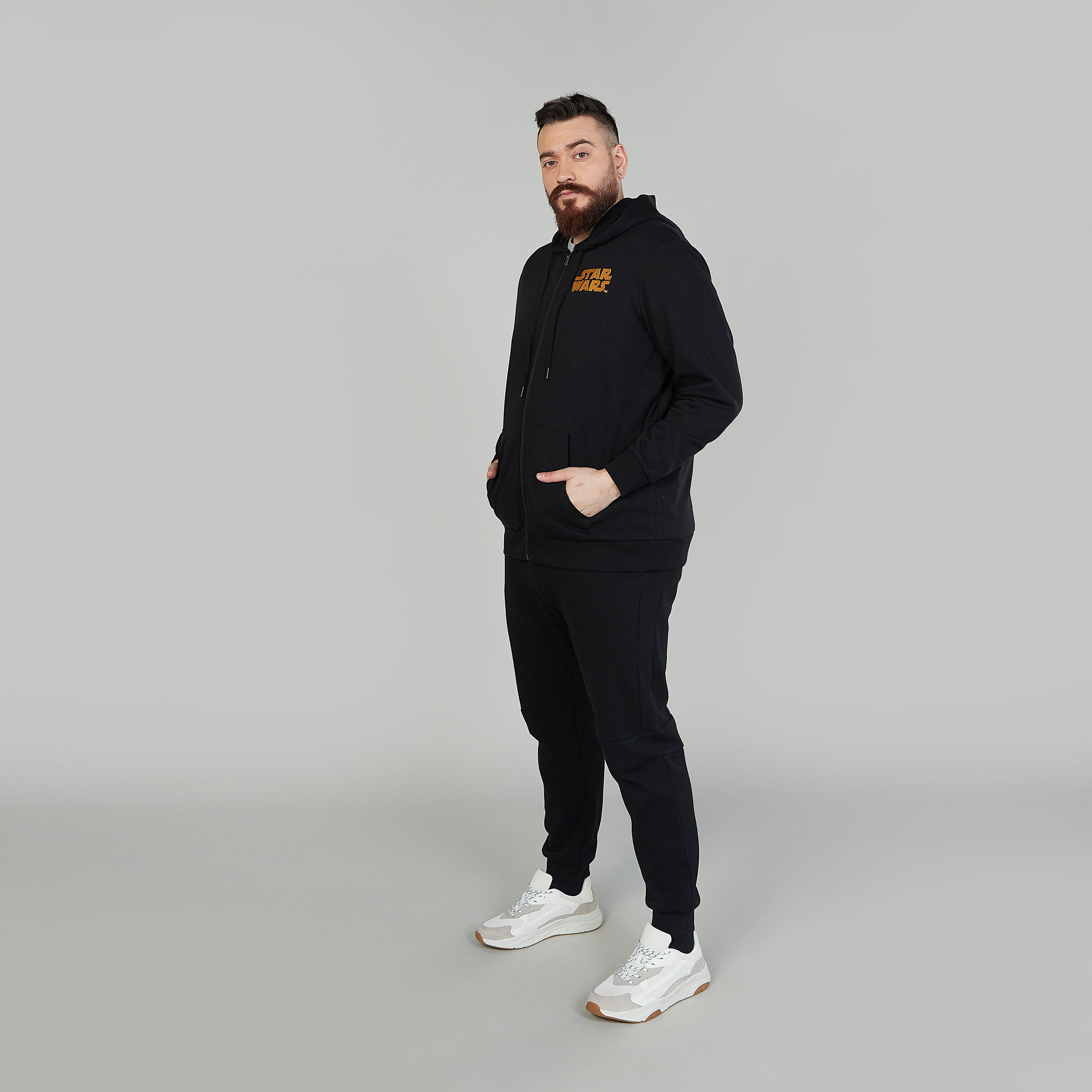 جاكيت بطبعات ستار وورز وأكمام طويلة وقبّعة-men-winterwear-hoodiesandsweatshirts-image-2